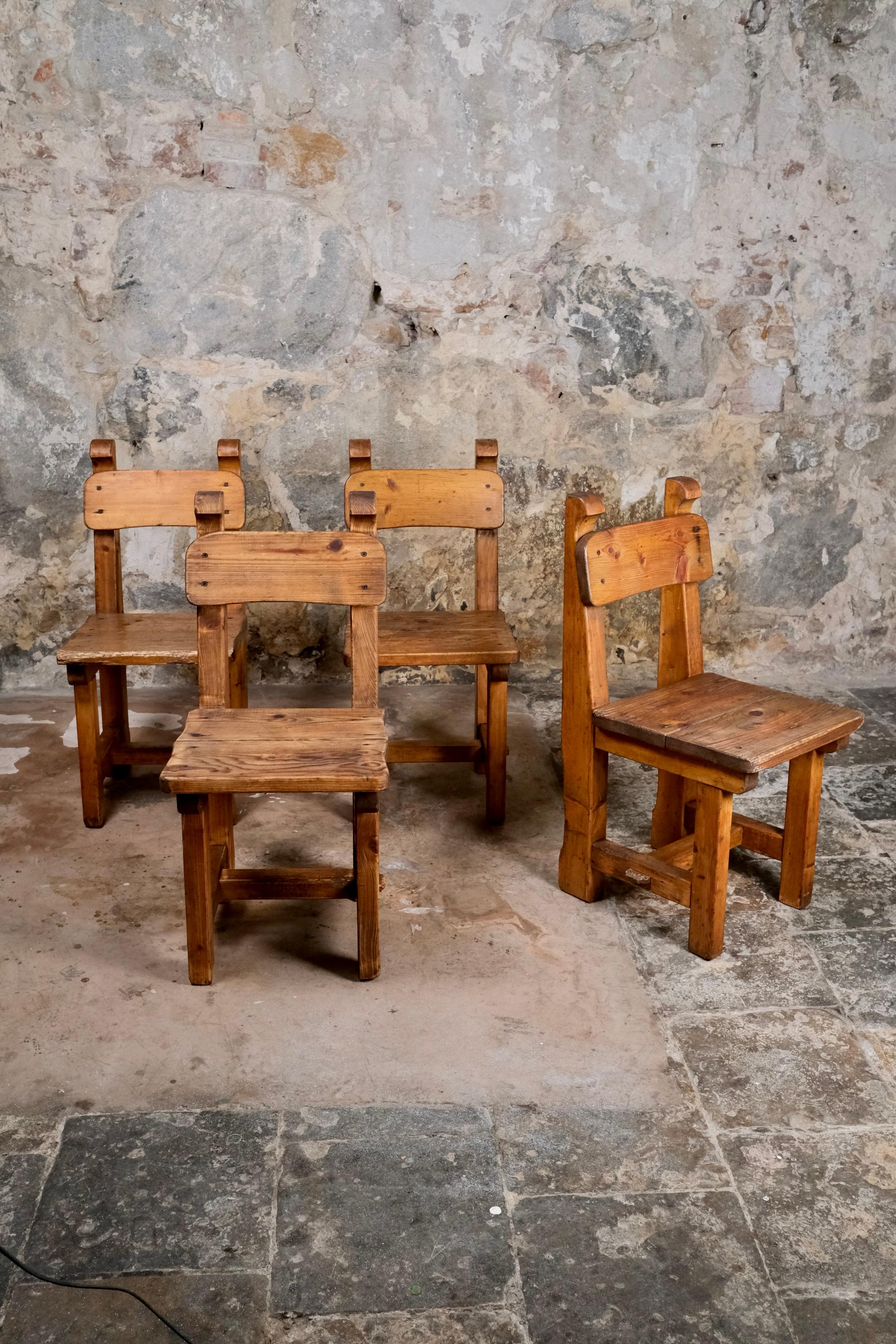 Brutalismo Set di 4 sedie brutaliste in pino, made in Italy, anni '60 in vendita