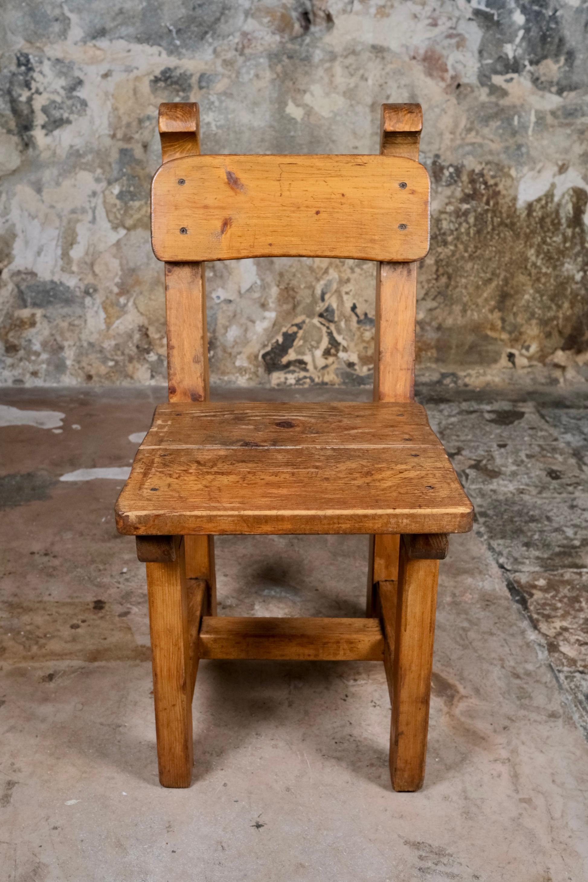 Italiano Set di 4 sedie brutaliste in pino, made in Italy, anni '60 in vendita