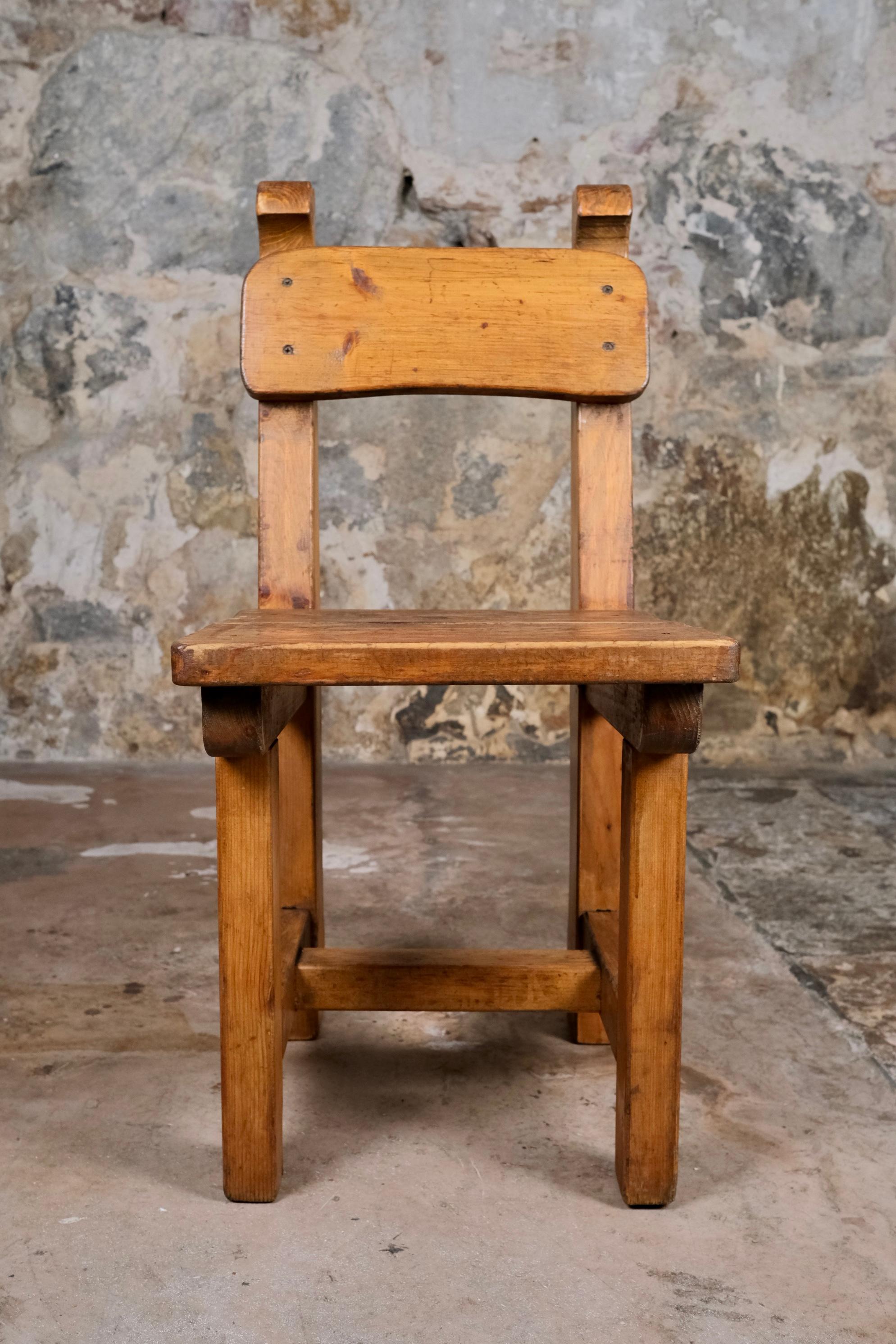 Intagliato a mano Set di 4 sedie brutaliste in pino, made in Italy, anni '60 in vendita