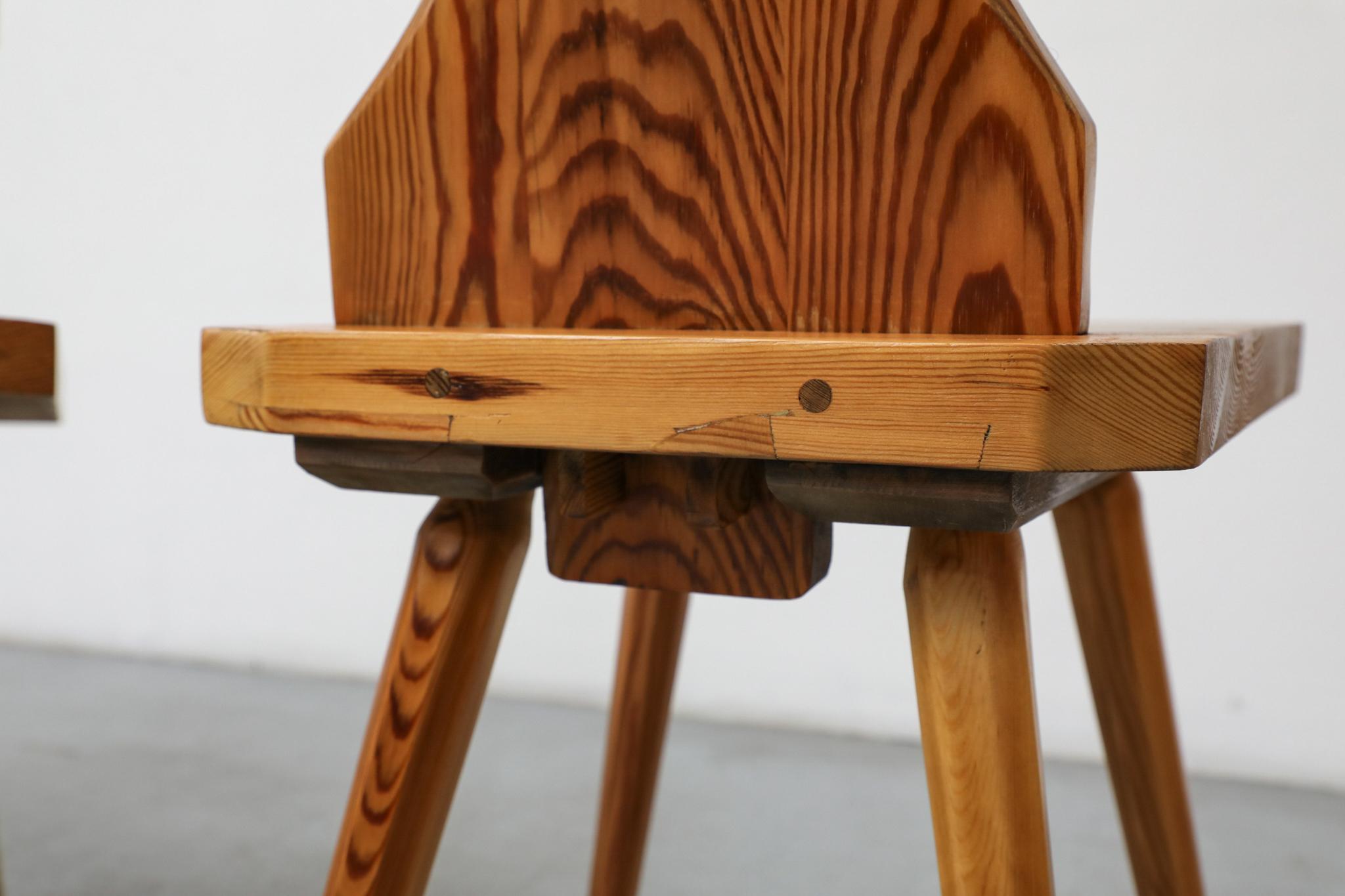 Ensemble de 4 chaises de salle à manger en pin brutalistes avec dossiers sculptés ornés en vente 3