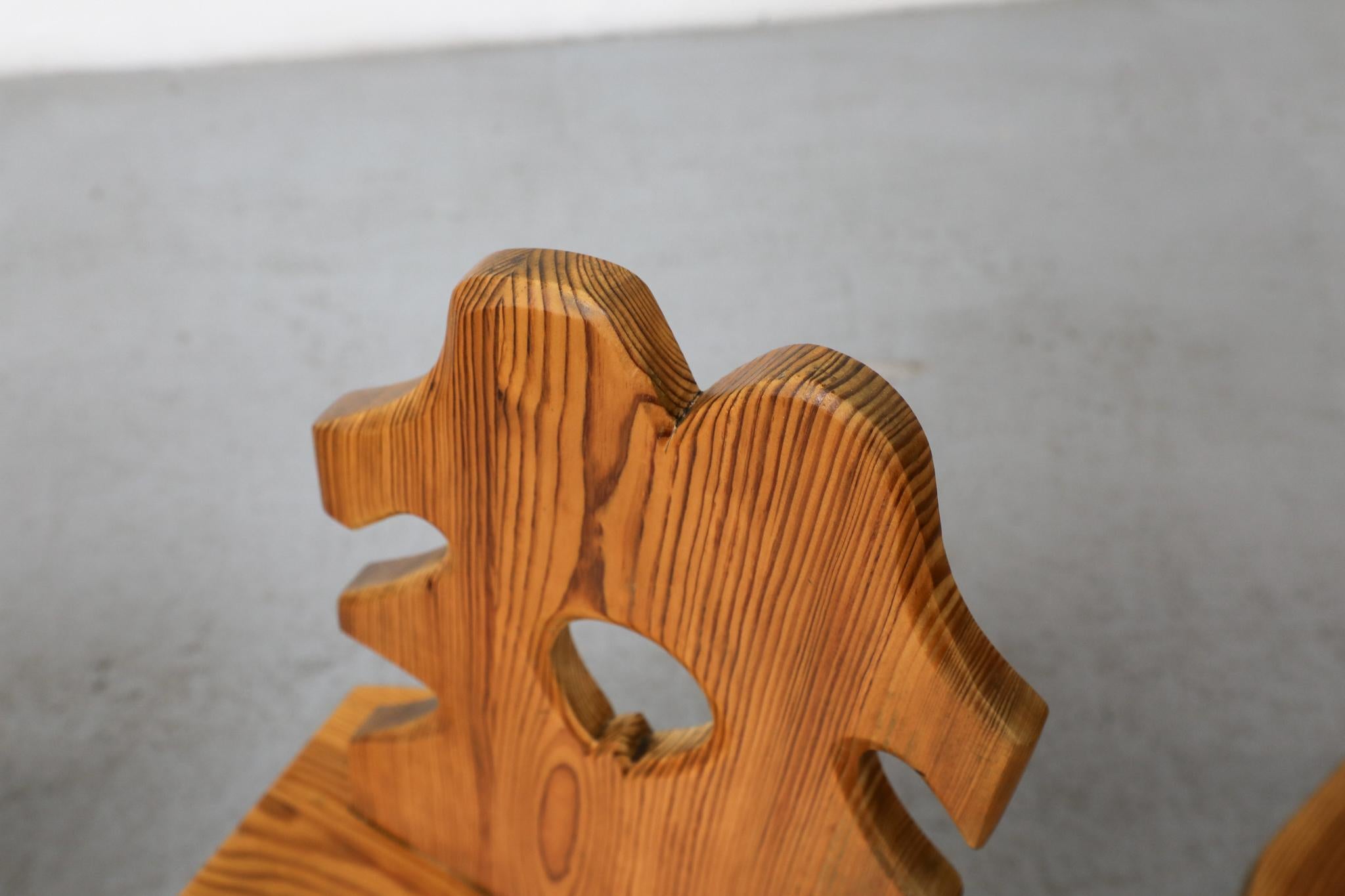 Ensemble de 4 chaises de salle à manger en pin brutalistes avec dossiers sculptés ornés en vente 4