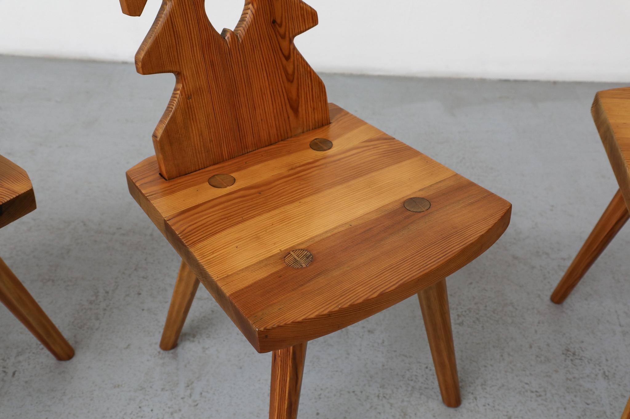 Ensemble de 4 chaises de salle à manger en pin brutalistes avec dossiers sculptés ornés en vente 5