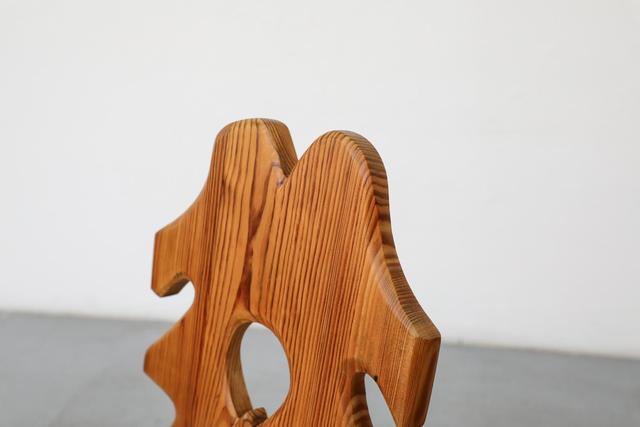 Ensemble de 4 chaises de salle à manger en pin brutalistes avec dossiers sculptés ornés en vente 6