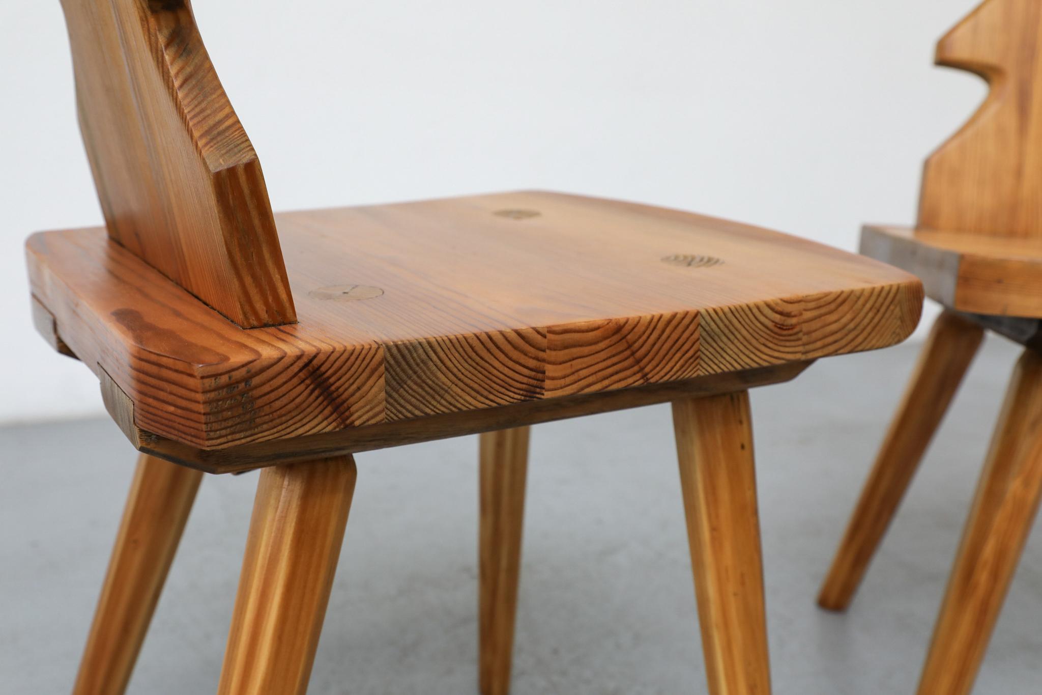 Ensemble de 4 chaises de salle à manger en pin brutalistes avec dossiers sculptés ornés en vente 8