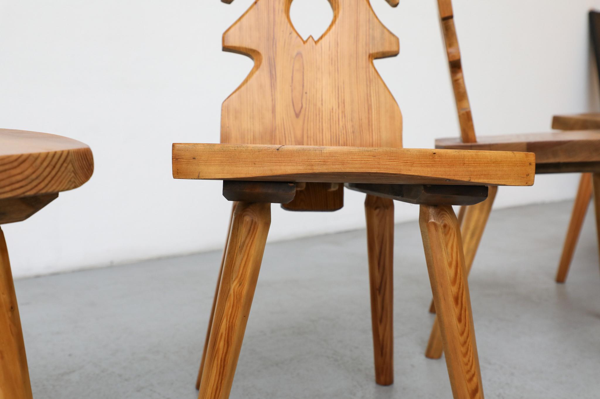 Ensemble de 4 chaises de salle à manger en pin brutalistes avec dossiers sculptés ornés en vente 9