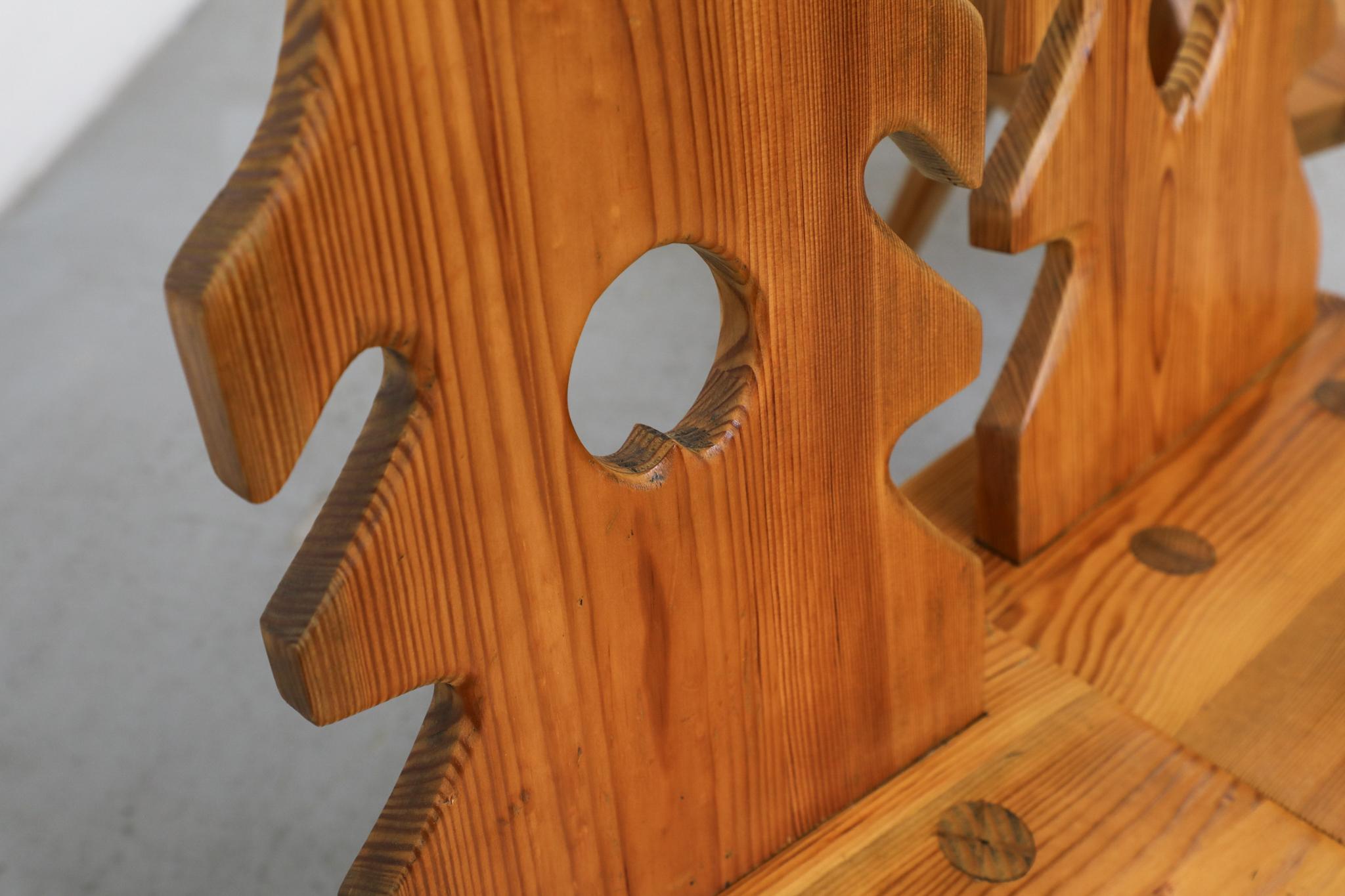 Ensemble de 4 chaises de salle à manger en pin brutalistes avec dossiers sculptés ornés en vente 10