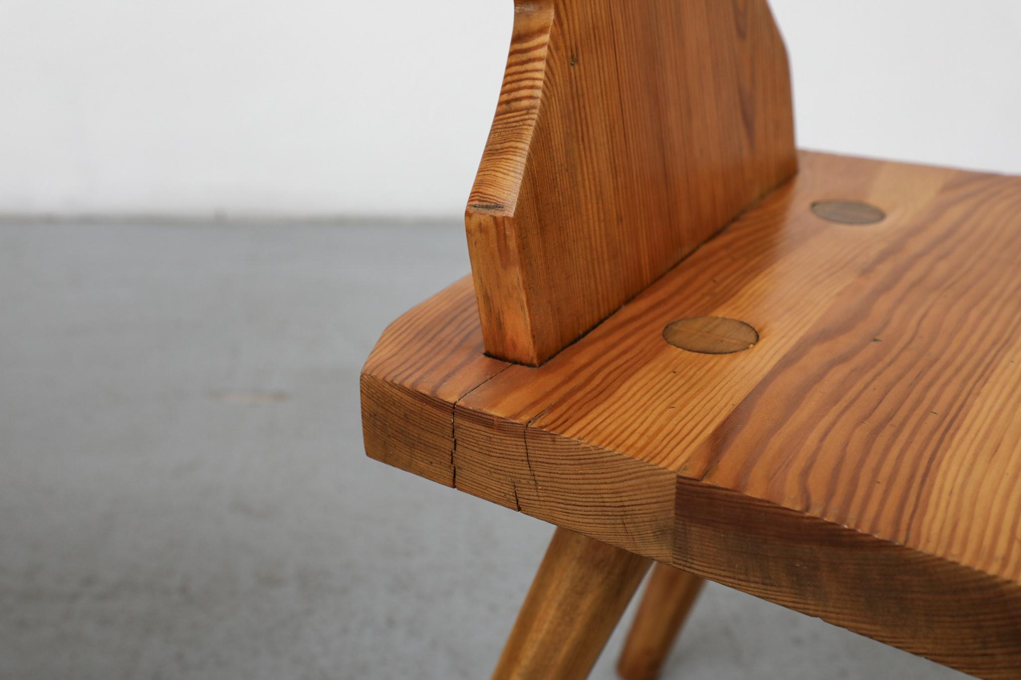 Ensemble de 4 chaises de salle à manger en pin brutalistes avec dossiers sculptés ornés en vente 12