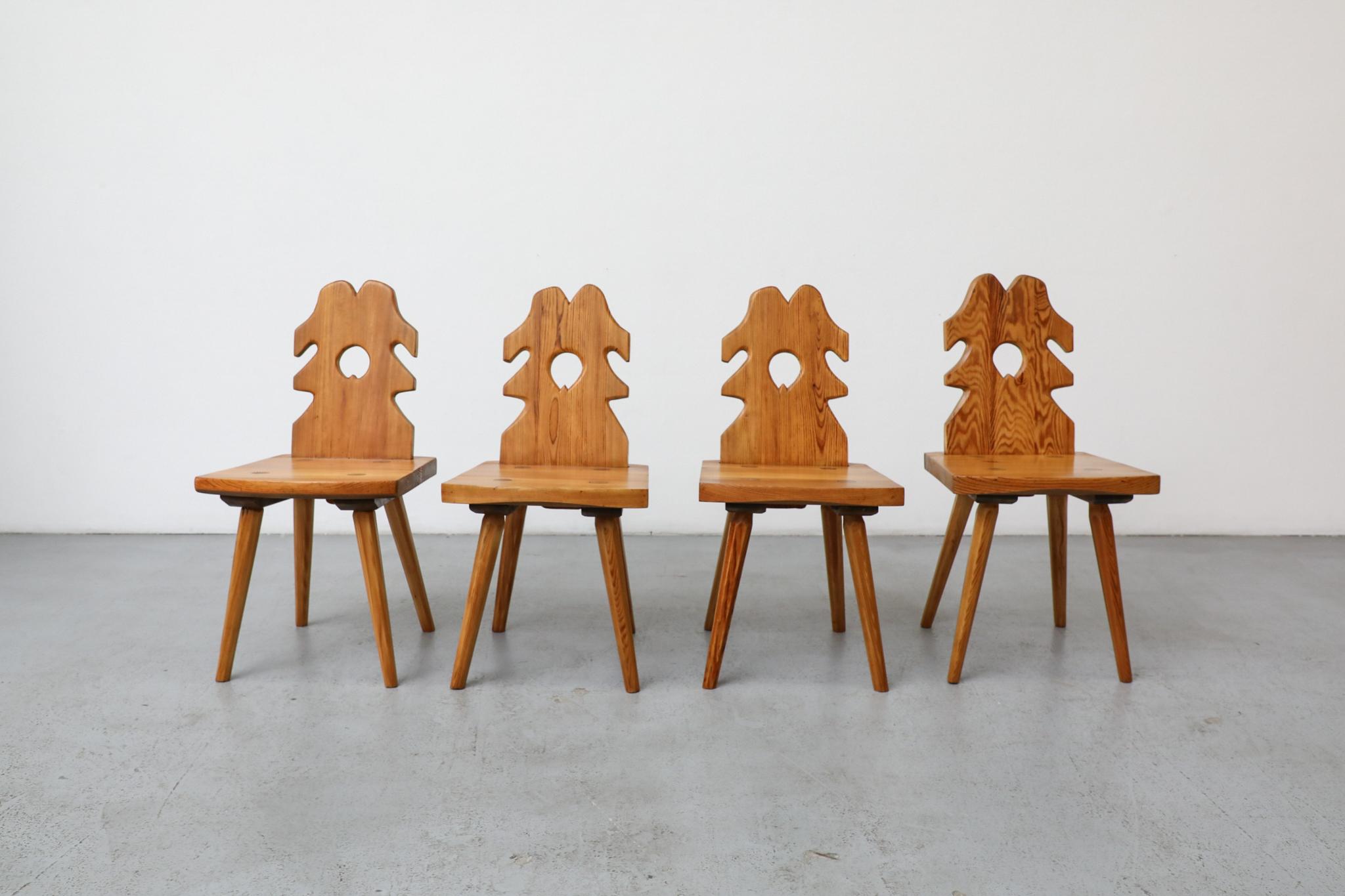 Ensemble de 4 chaises brutes en pin massif, sculptées à la main et d'une grande beauté organique. Cet ensemble est en grande partie d'origine et a été légèrement retouché. Il reste des traces d'usure visibles, y compris un éventuel dessèchement et