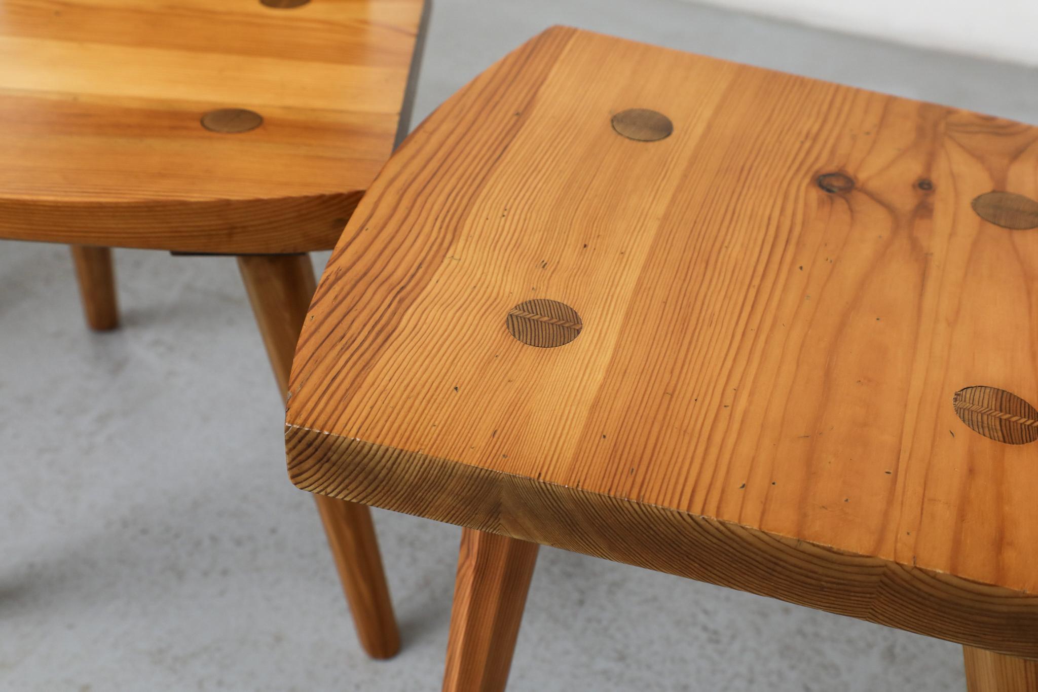 Ensemble de 4 chaises de salle à manger en pin brutalistes avec dossiers sculptés ornés en vente 13