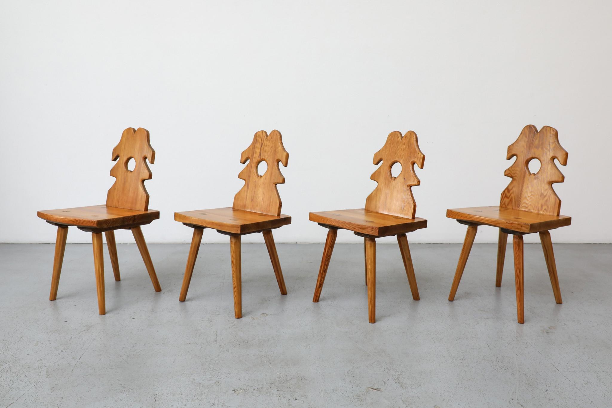 Brutalisme Ensemble de 4 chaises de salle à manger en pin brutalistes avec dossiers sculptés ornés en vente