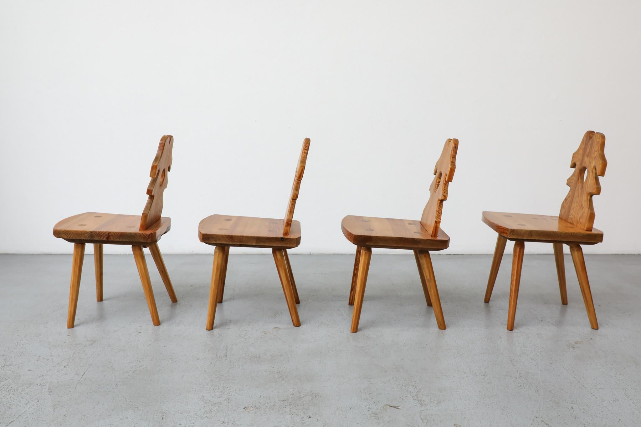 Belge Ensemble de 4 chaises de salle à manger en pin brutalistes avec dossiers sculptés ornés en vente