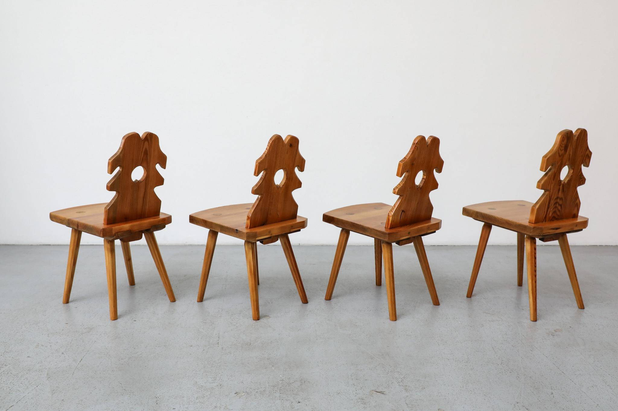 Ensemble de 4 chaises de salle à manger en pin brutalistes avec dossiers sculptés ornés Bon état - En vente à Los Angeles, CA