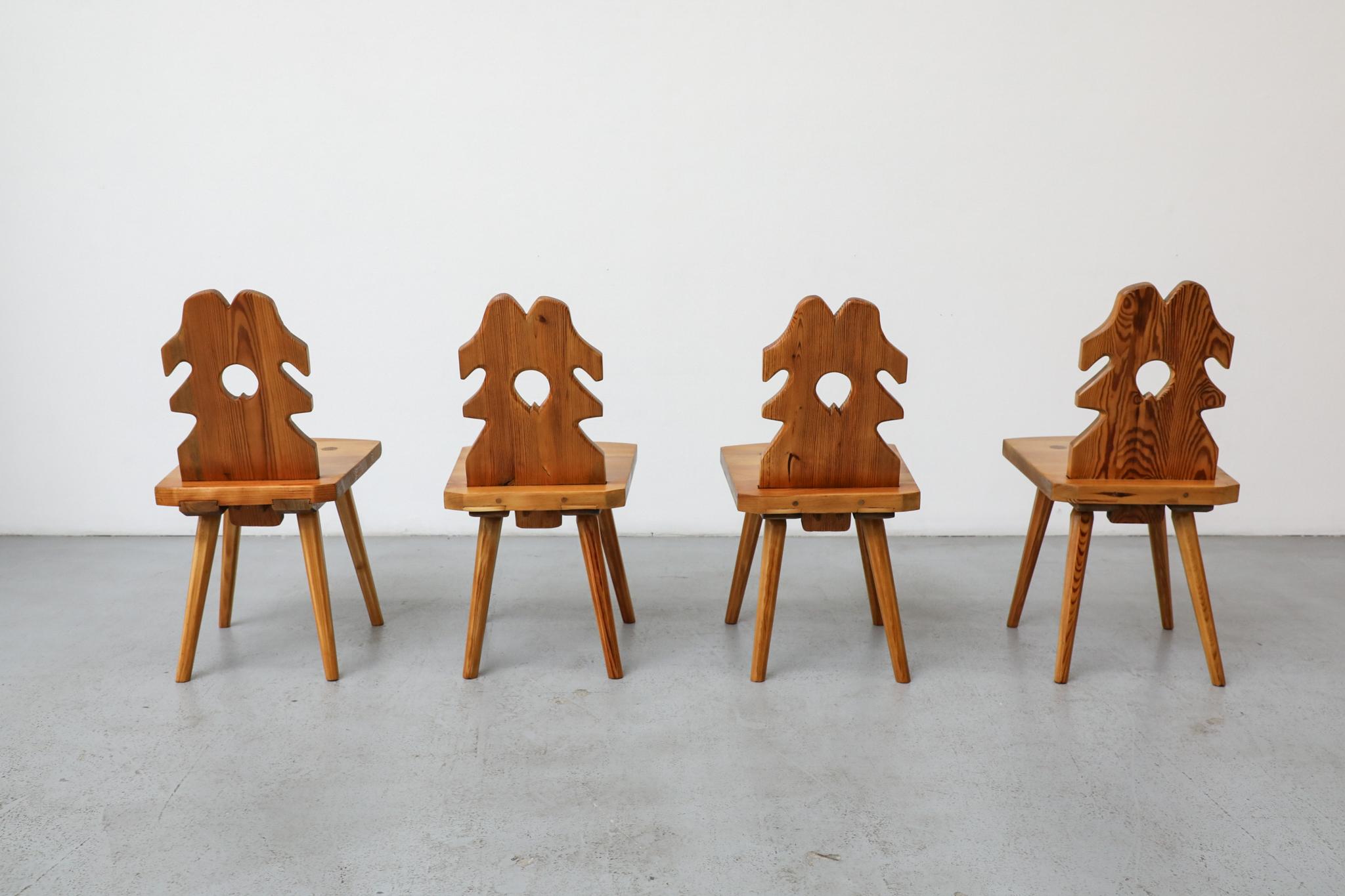 20ième siècle Ensemble de 4 chaises de salle à manger en pin brutalistes avec dossiers sculptés ornés en vente