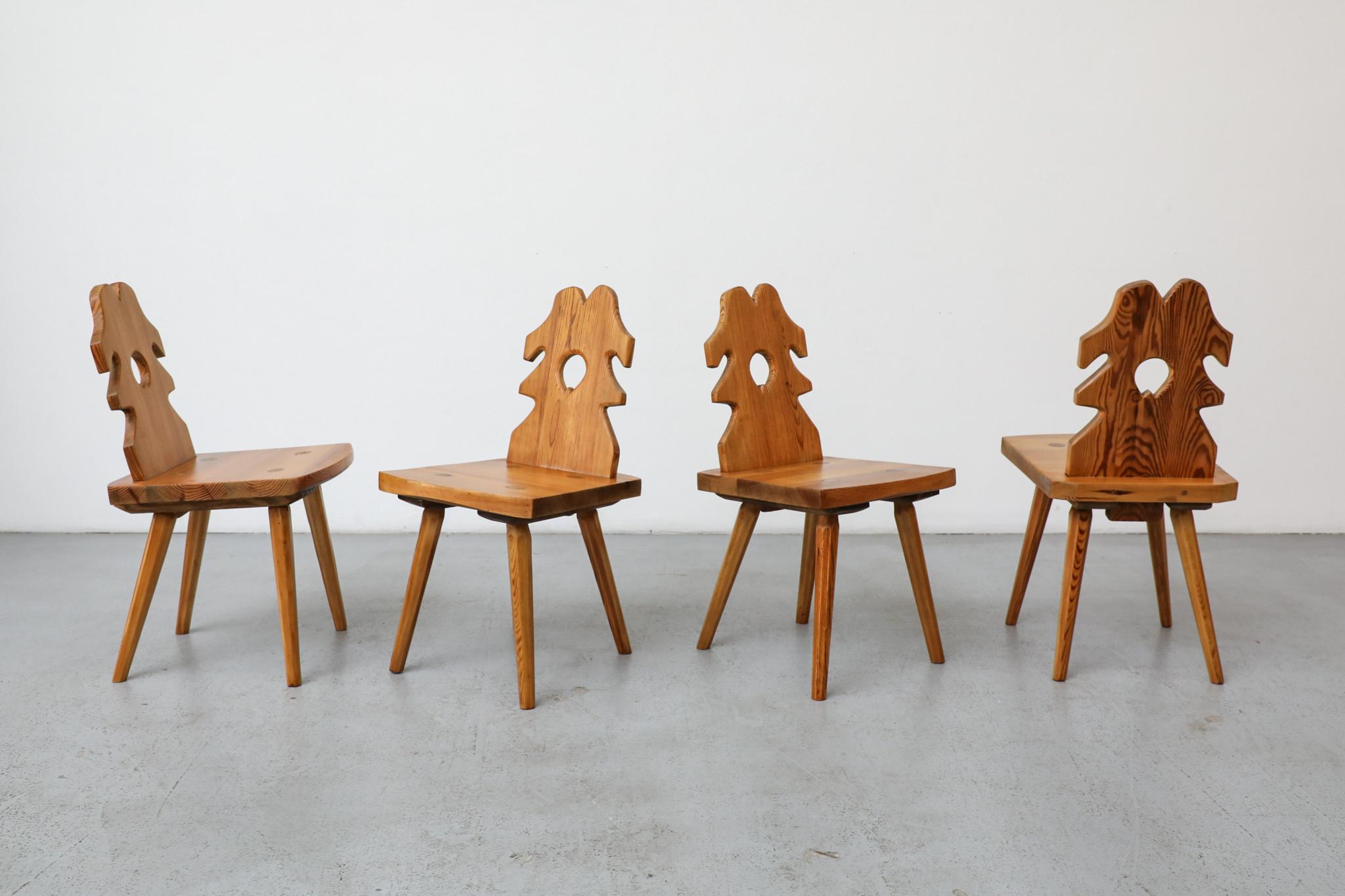 Pin Ensemble de 4 chaises de salle à manger en pin brutalistes avec dossiers sculptés ornés en vente