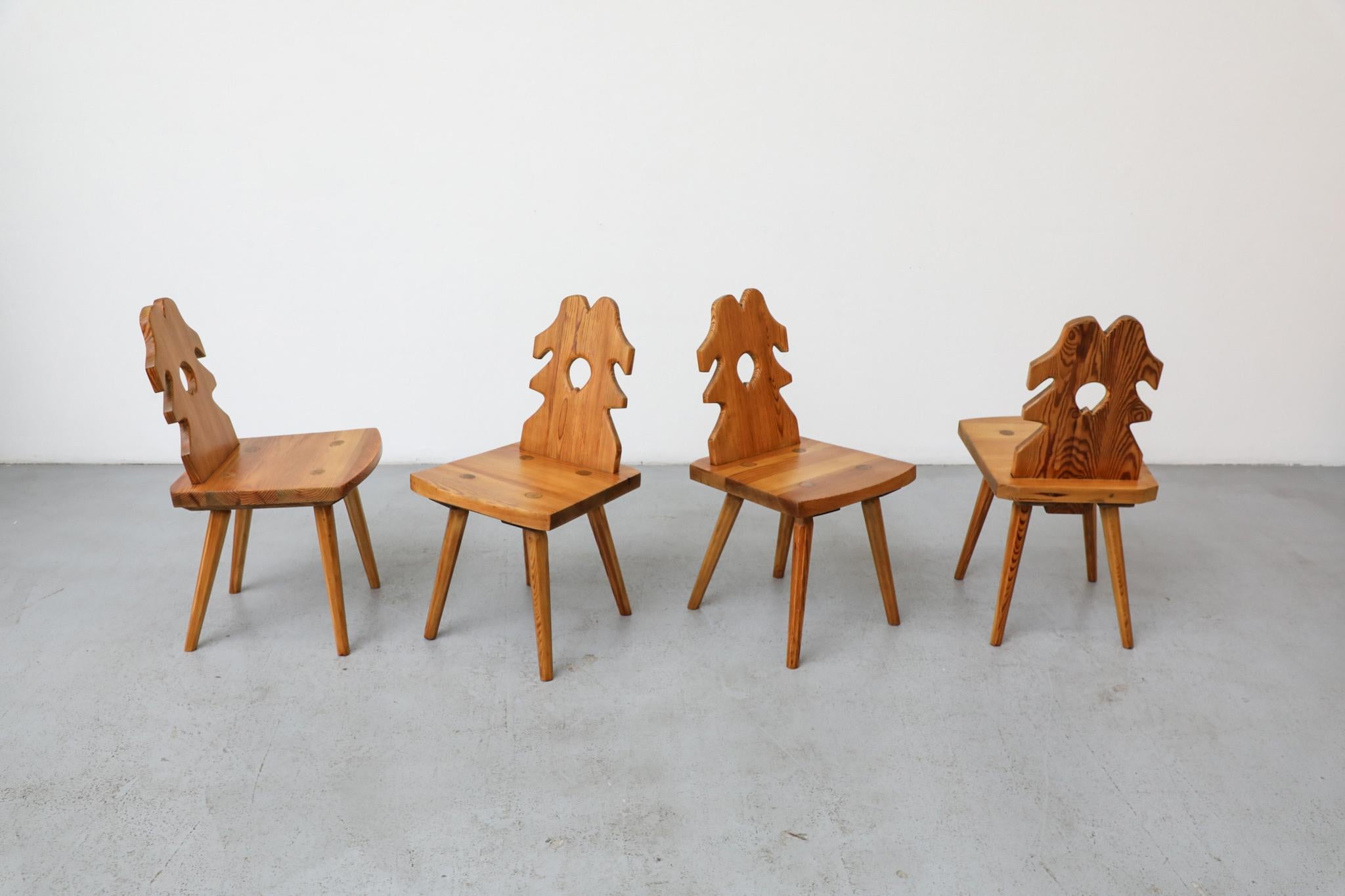 Ensemble de 4 chaises de salle à manger en pin brutalistes avec dossiers sculptés ornés en vente 1