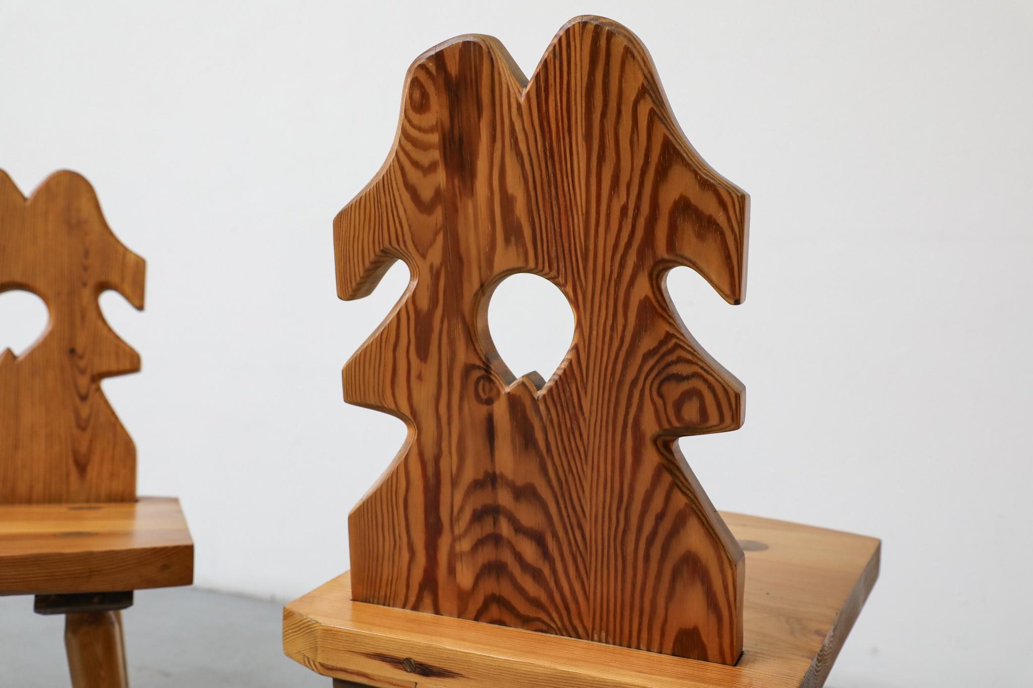 Ensemble de 4 chaises de salle à manger en pin brutalistes avec dossiers sculptés ornés en vente 2