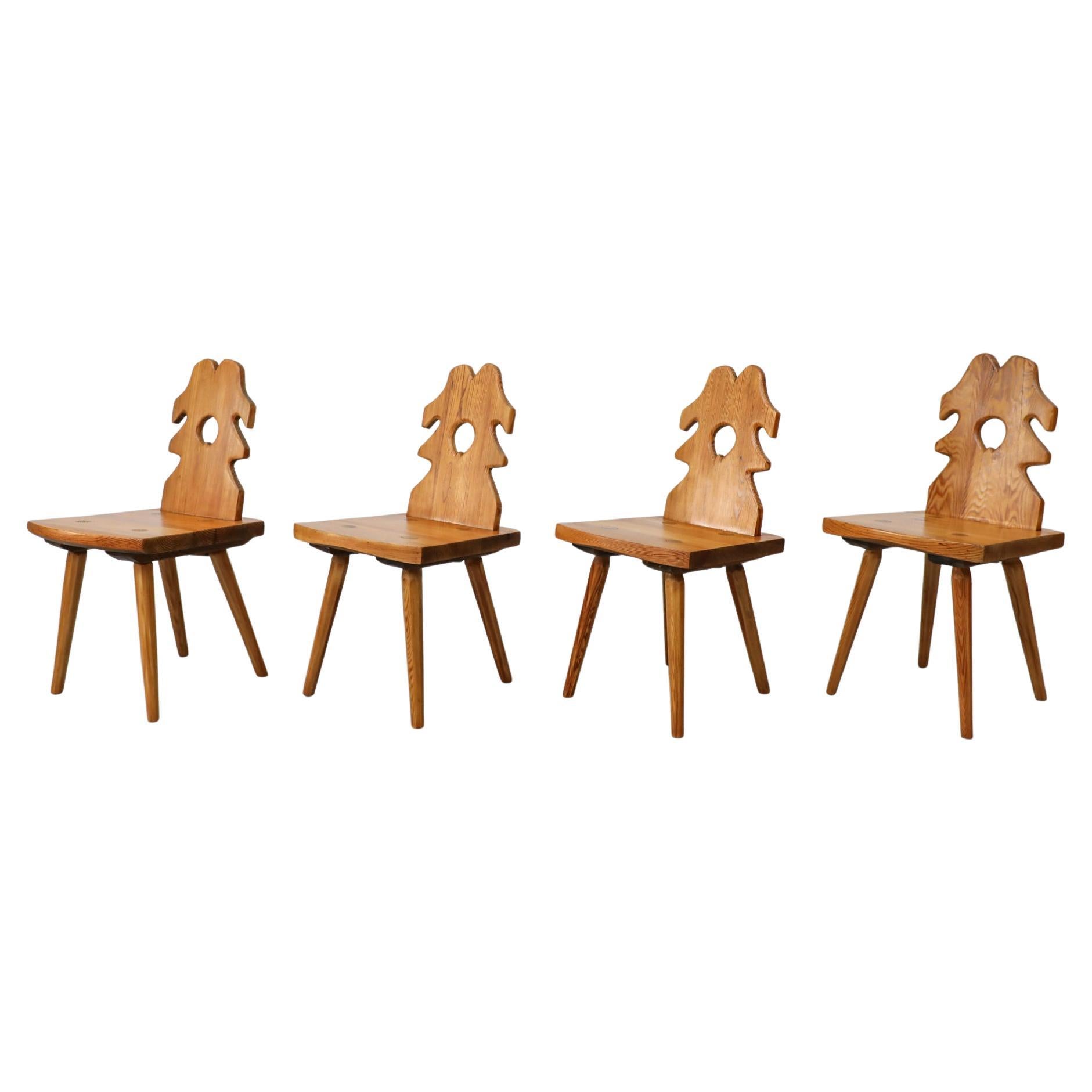 Set di 4 sedie da pranzo brutaliste in pino con schienali intagliati