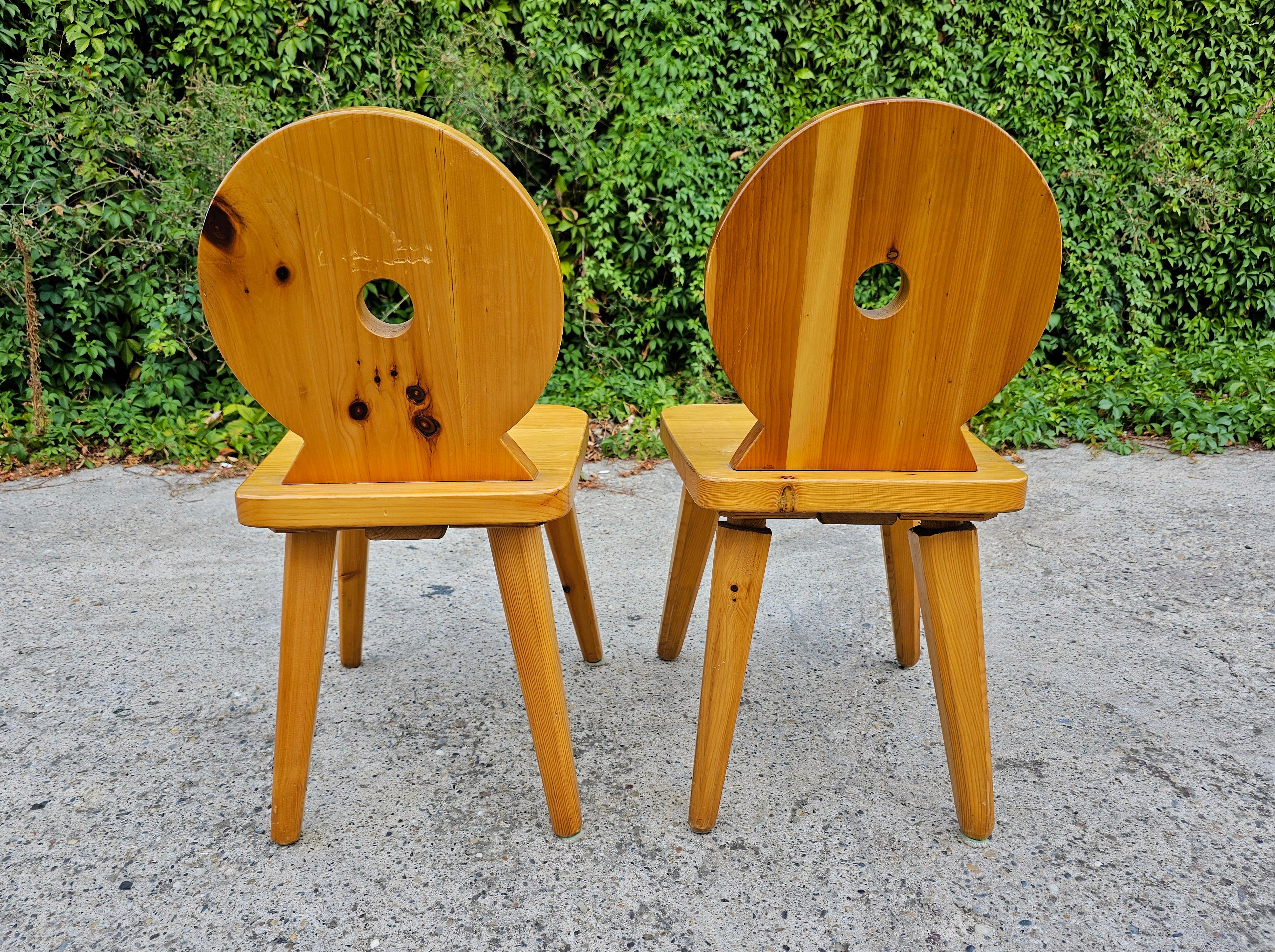 Set of 4 Brutalist Sculptiral Chairs done in pine, attr. to Gilbert Marklund In Good Condition For Sale In Beograd, RS