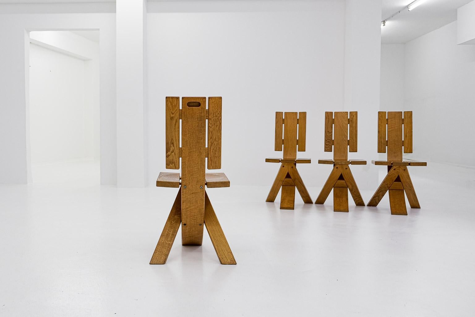 Set of 4 brutalist, sculptural Ebénisterie Seltz dining chairs, France, 1970s In Good Condition For Sale In Frankfurt am Main, DE