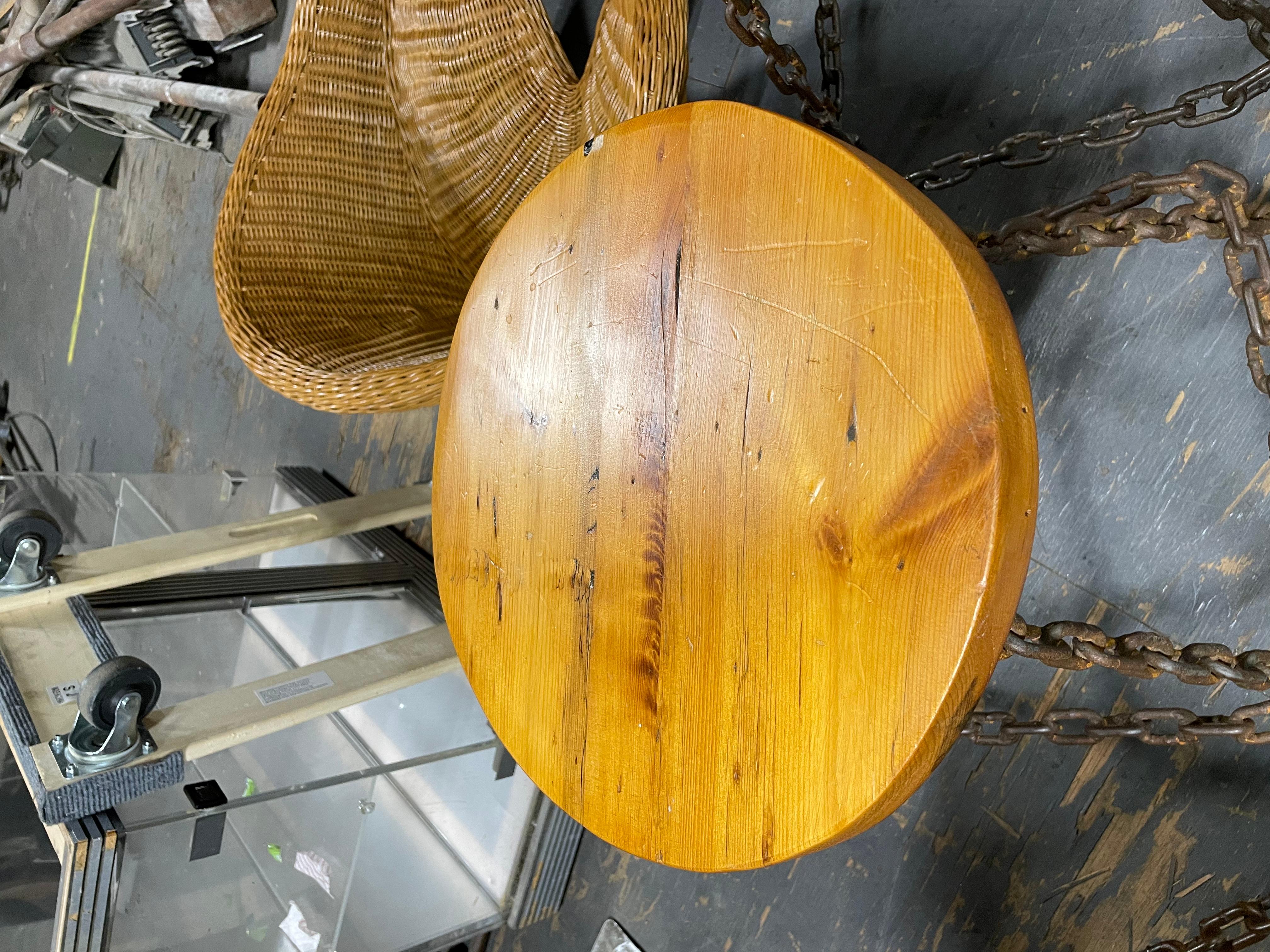 Ensemble de 4 tabourets de bar brutalistes en bois et chaîne de marine soudée - années 1970 en vente 4