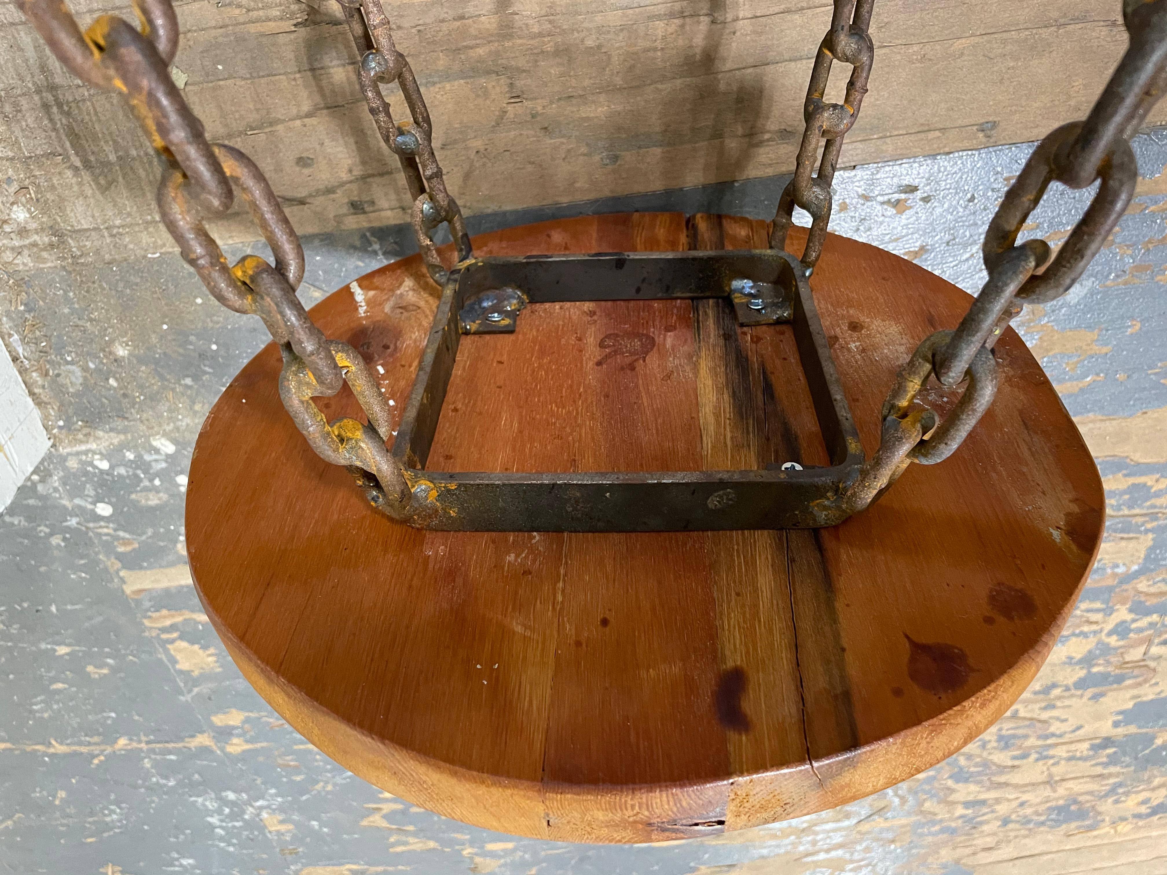 Brutalisme Ensemble de 4 tabourets de bar brutalistes en bois et chaîne de marine soudée - années 1970 en vente