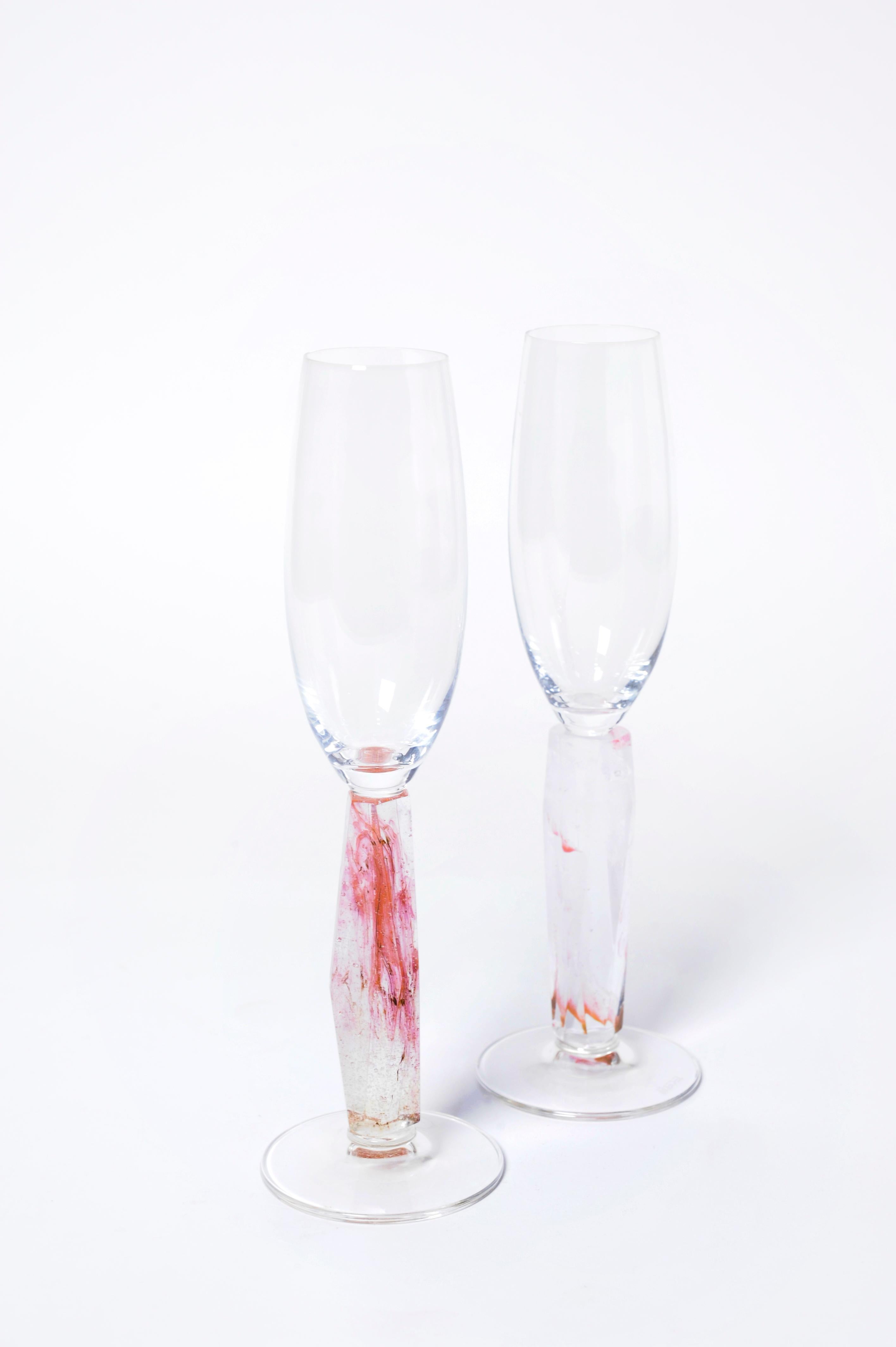 The new design of Orfeo Quagliata, a set of Four wine glasses made by hand with the highest quality crystal.
Each facet of the handle is made one by one to later be polished in our workshop.
Touches of color that remain suspended in time with the