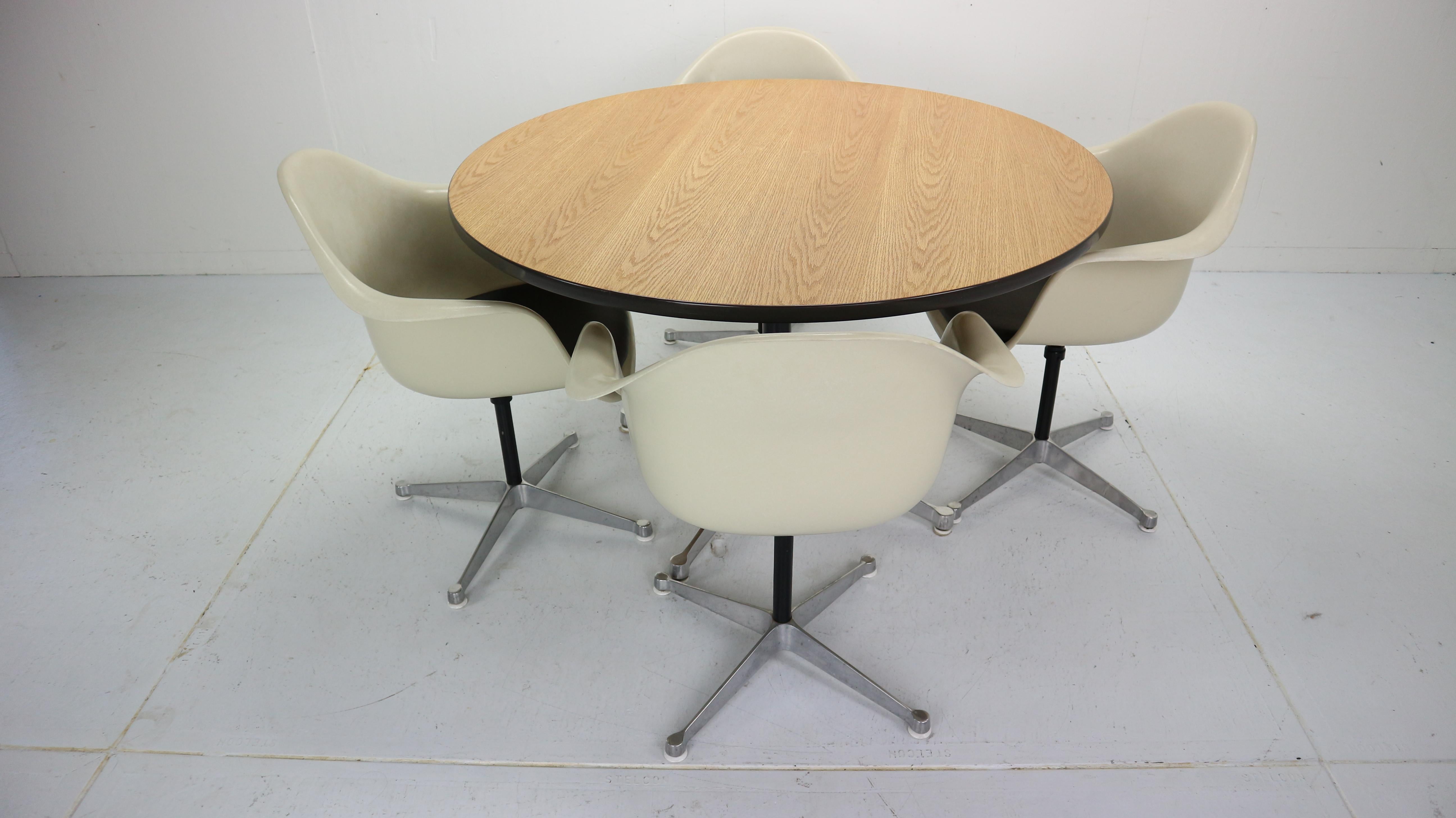 Mid-Century Modern Set of 4 Bucket Swivel Chairs & Dinning Table by Charles Eames for Herman Miller
