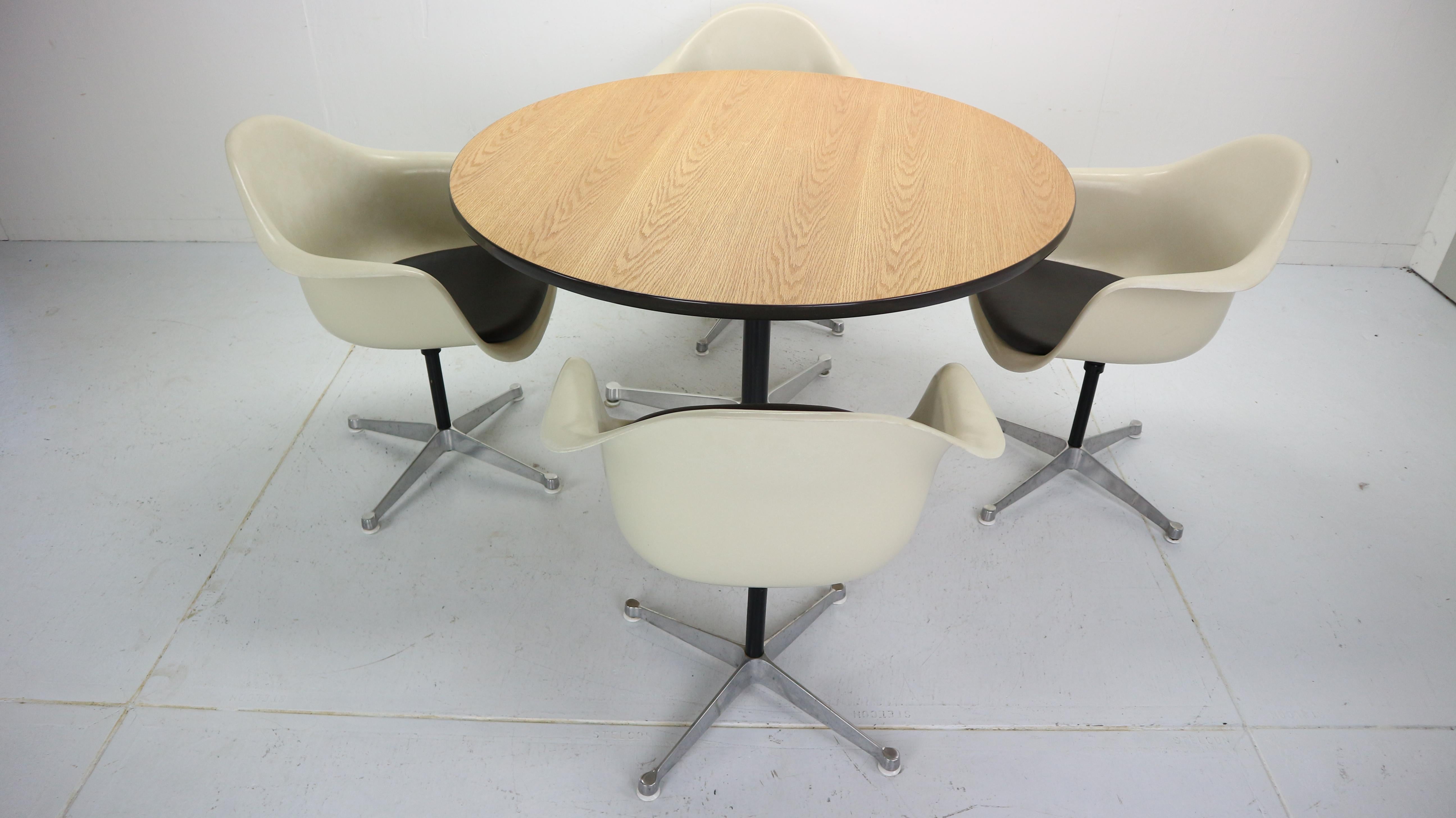 American Set of 4 Bucket Swivel Chairs & Dinning Table by Charles Eames for Herman Miller
