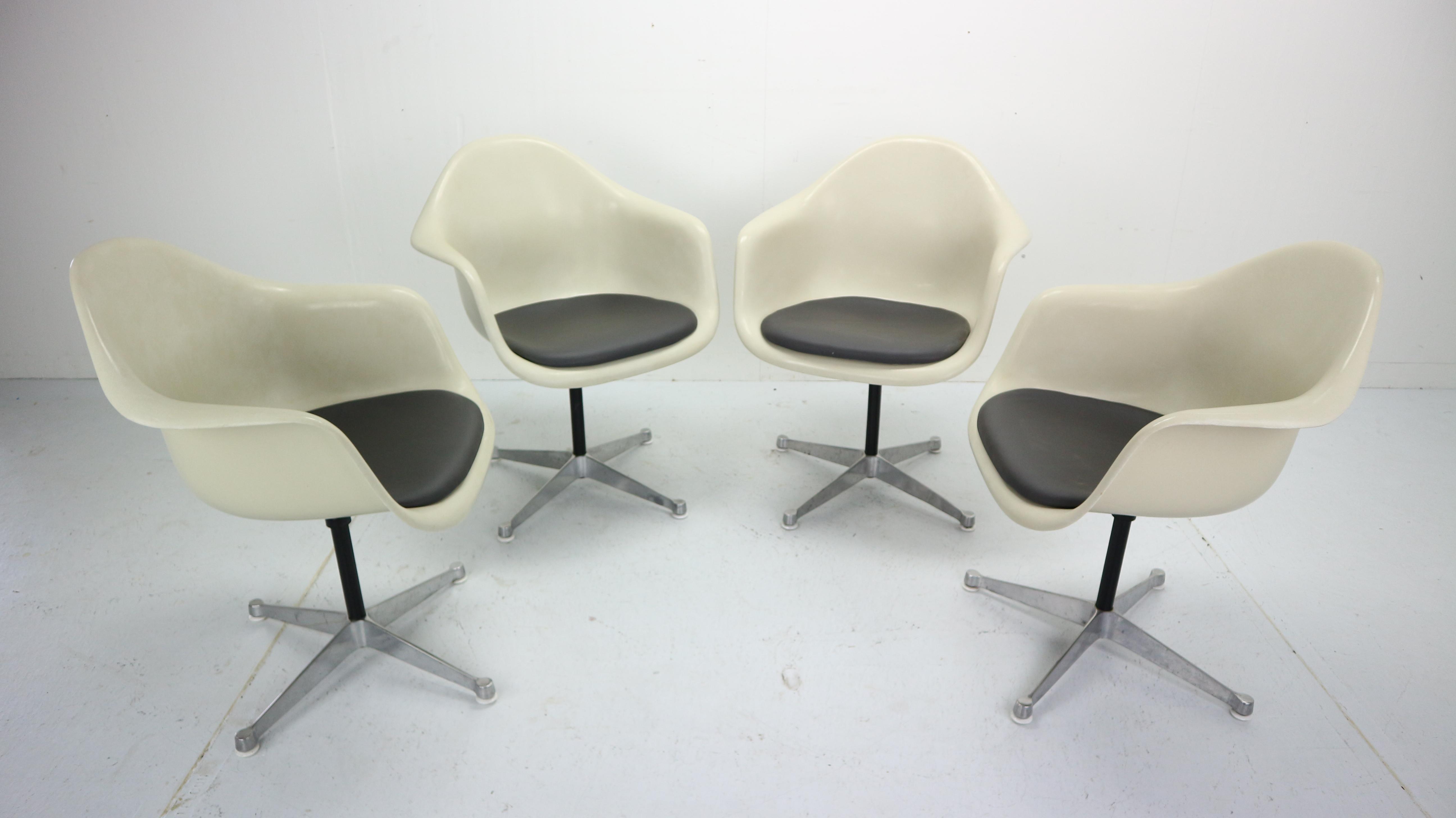 Mid-20th Century Set of 4 Bucket Swivel Chairs & Dinning Table by Charles Eames for Herman Miller