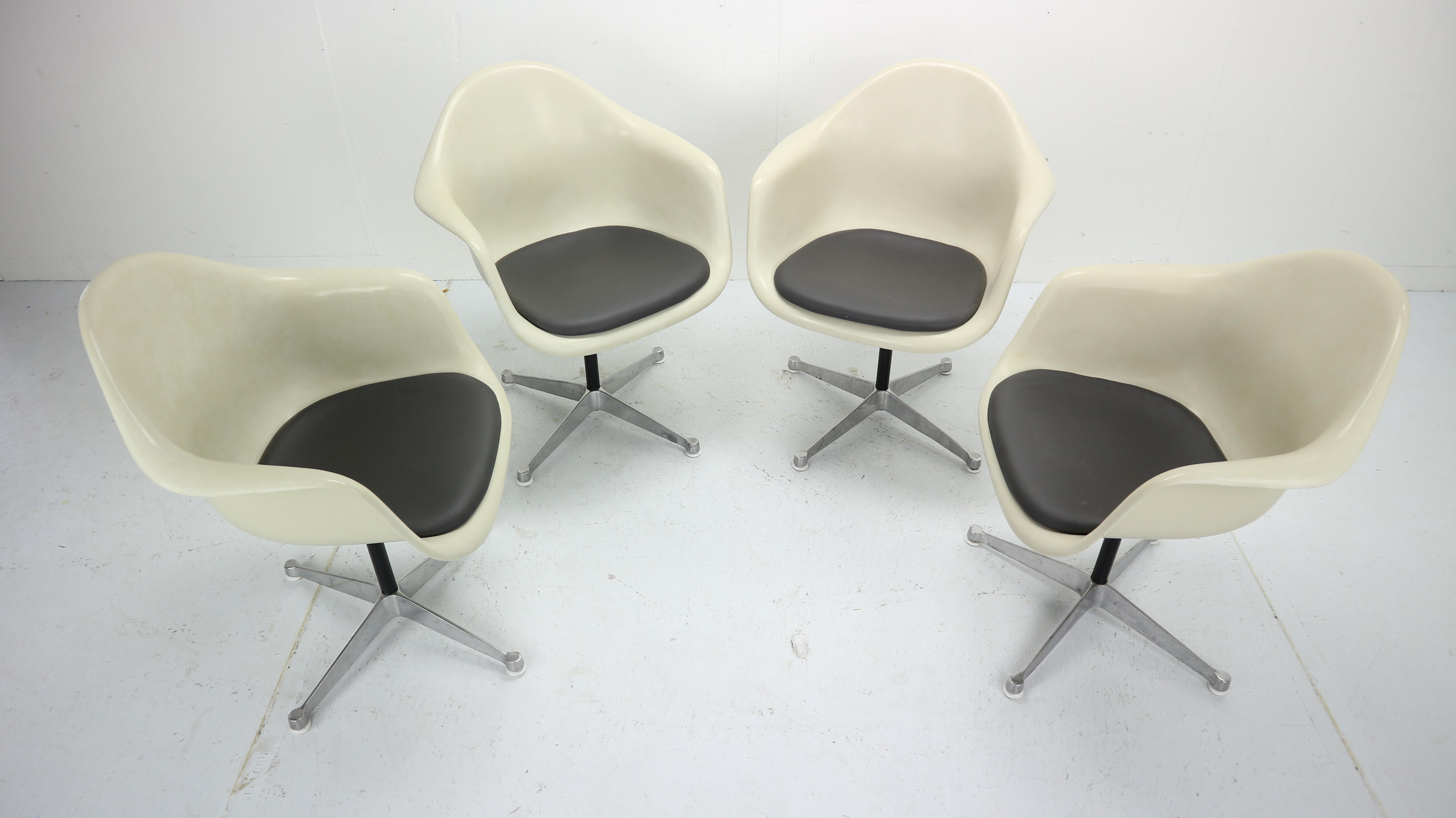 Aluminum Set of 4 Bucket Swivel Chairs & Dinning Table by Charles Eames for Herman Miller