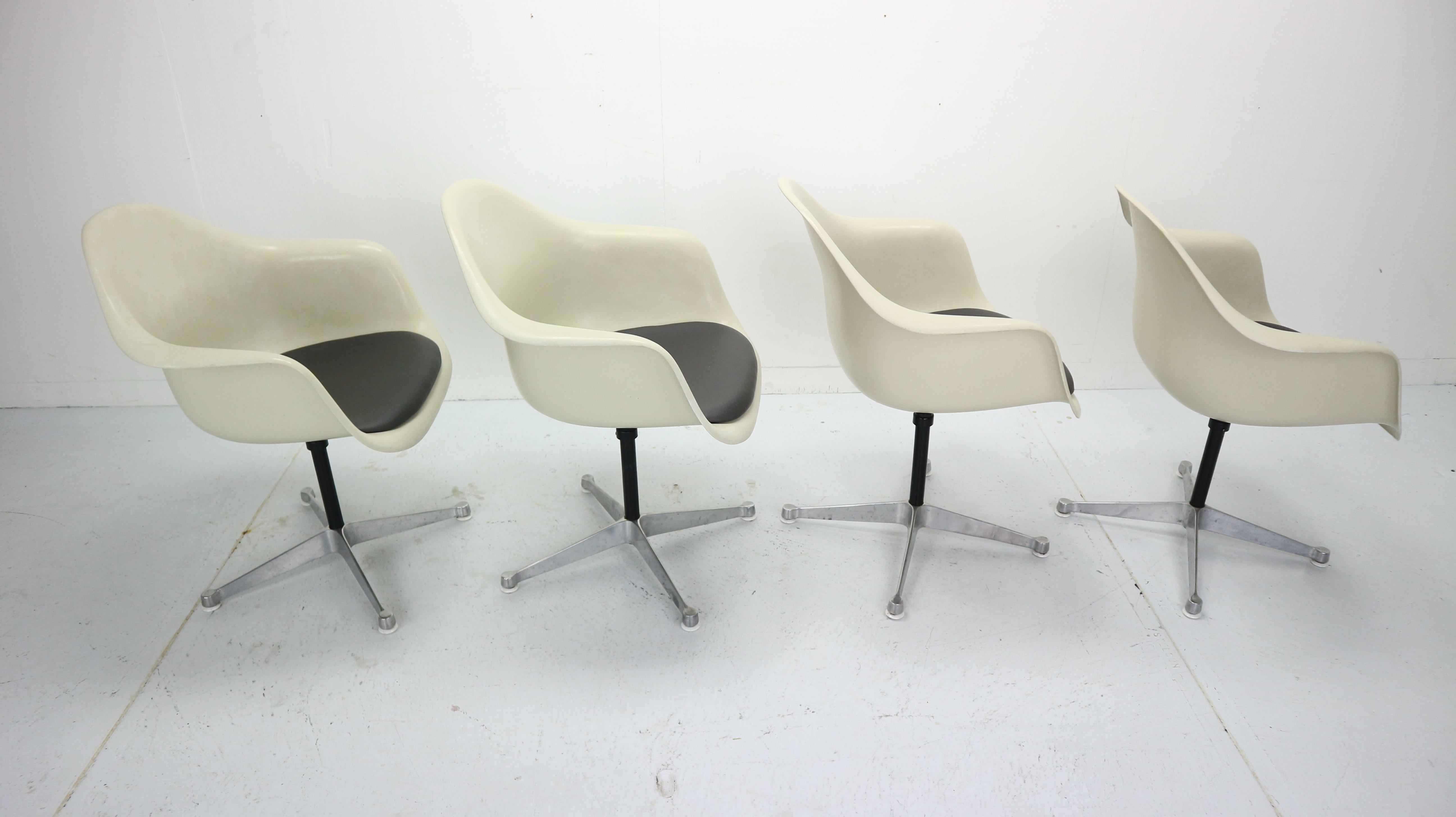 Set of 4 Bucket Swivel Chairs & Dinning Table by Charles Eames for Herman Miller 1