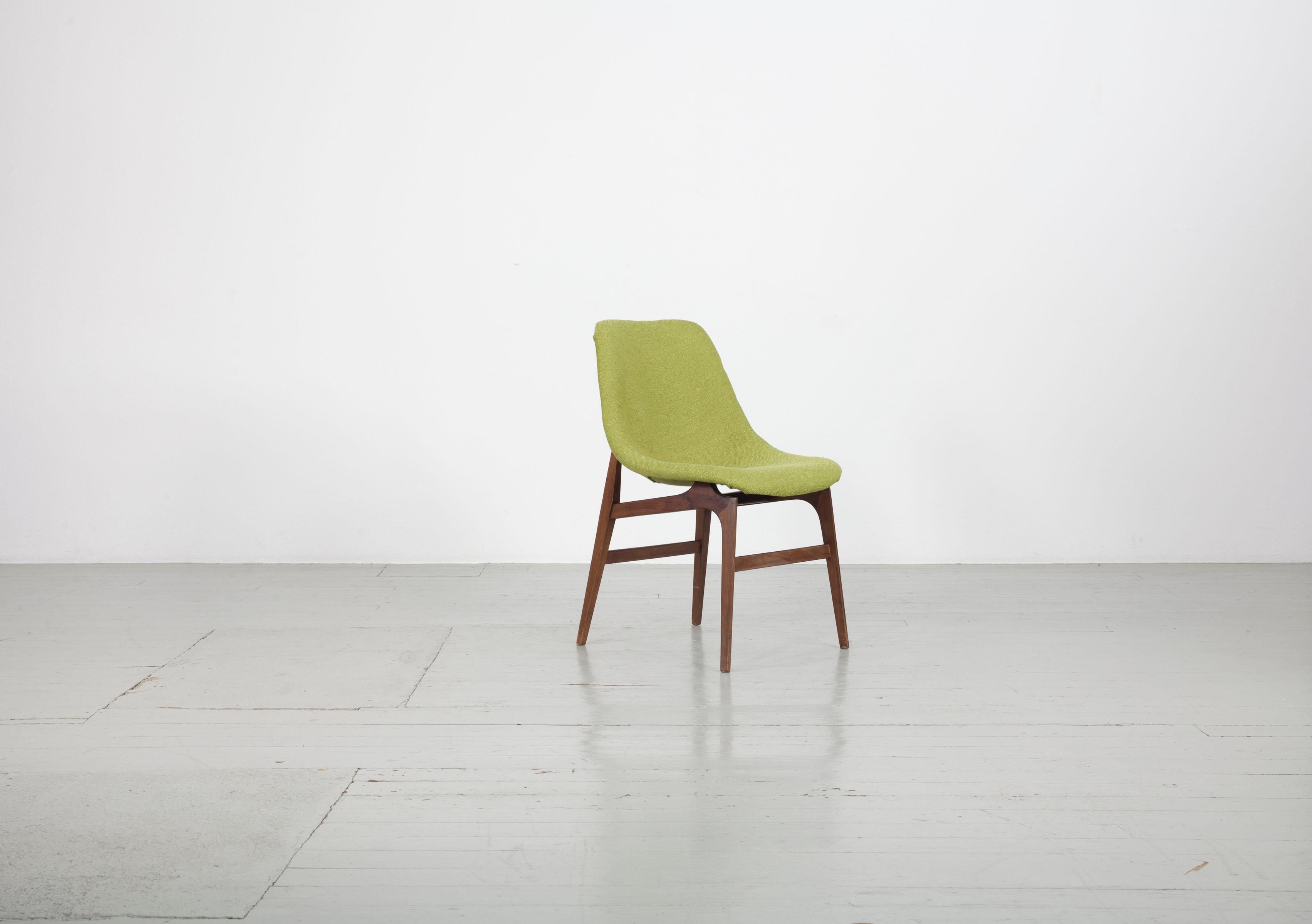 The set of four chairs was made in Italy in the 1960s and marketed by the company Busnelli di Meda. A label with this name is attached to the teak frame. The sturdy chair frames show signs of previous use. The seat consists of a fibreglass shell