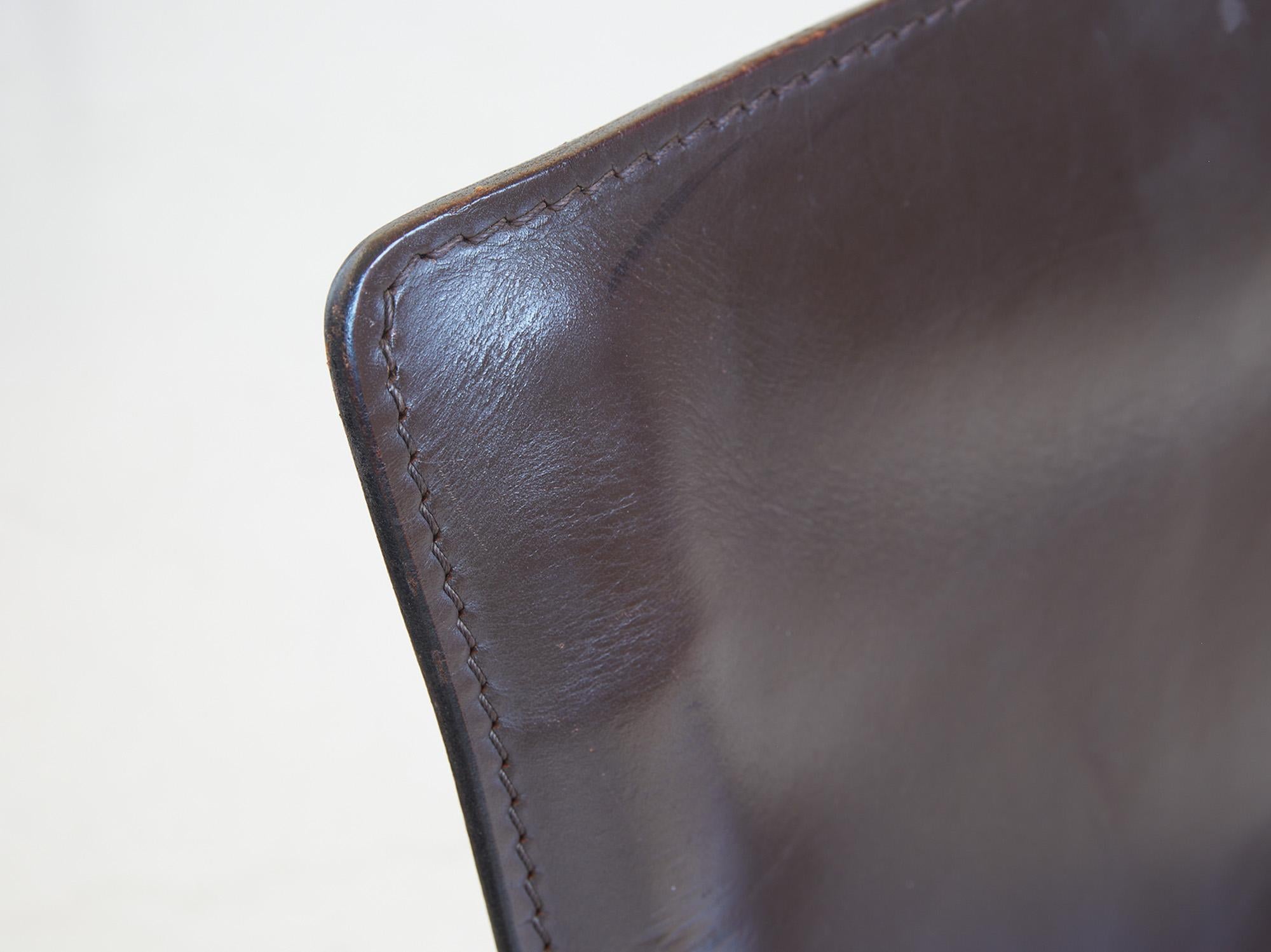 italien Ensemble de 4 chaises de salle à manger en cuir chocolat CAB 412 par Mario Bellini, Cassina 1980 en vente