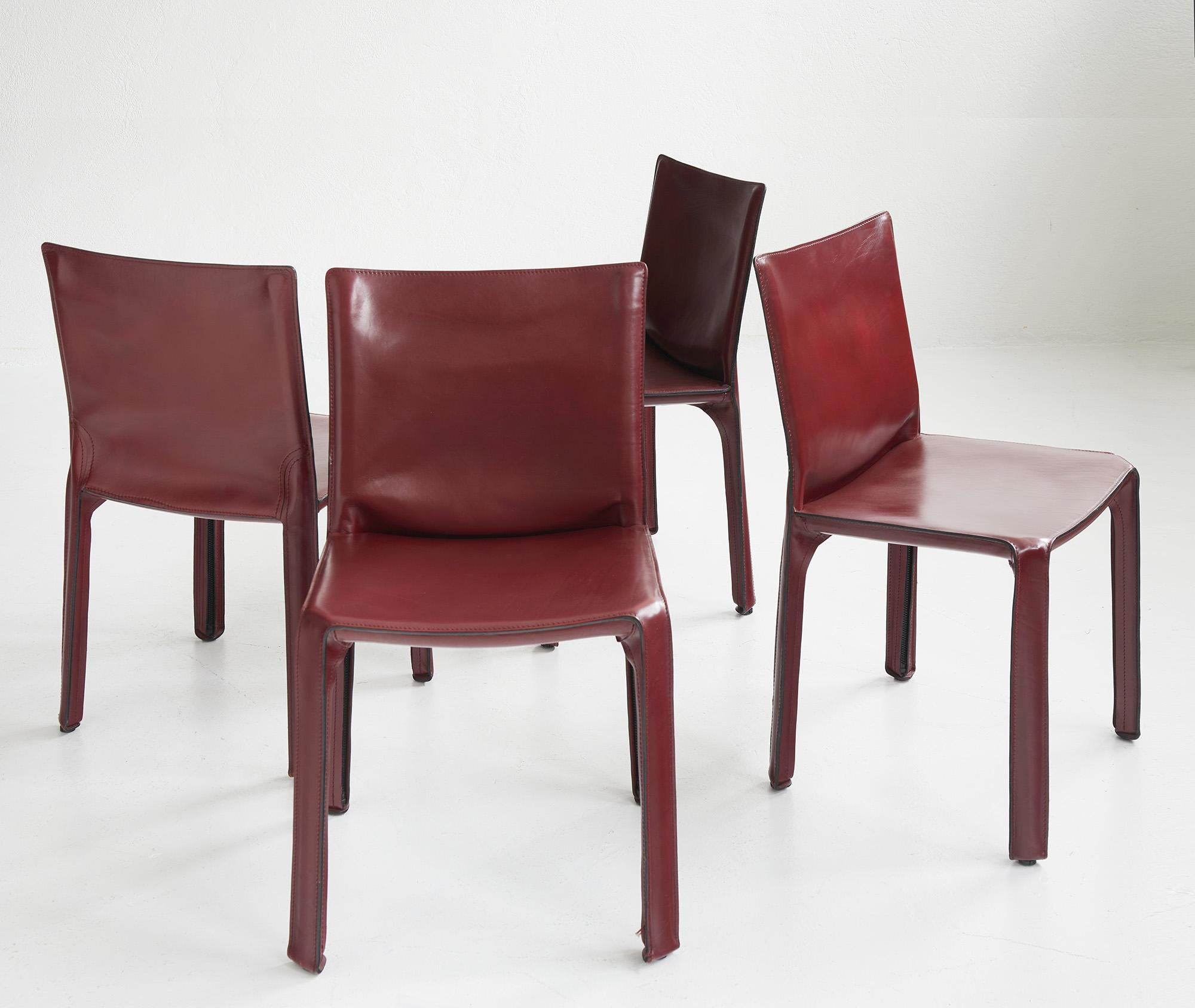 Set of 4 CAB chairs by Mario Bellini by Cassina, Italy 

The CAB 412 is made up of a tubular metal structure covered with a thick saddle-stitched leather cover. The leather follows the shapes of the structure and is held in place by zippers.

This