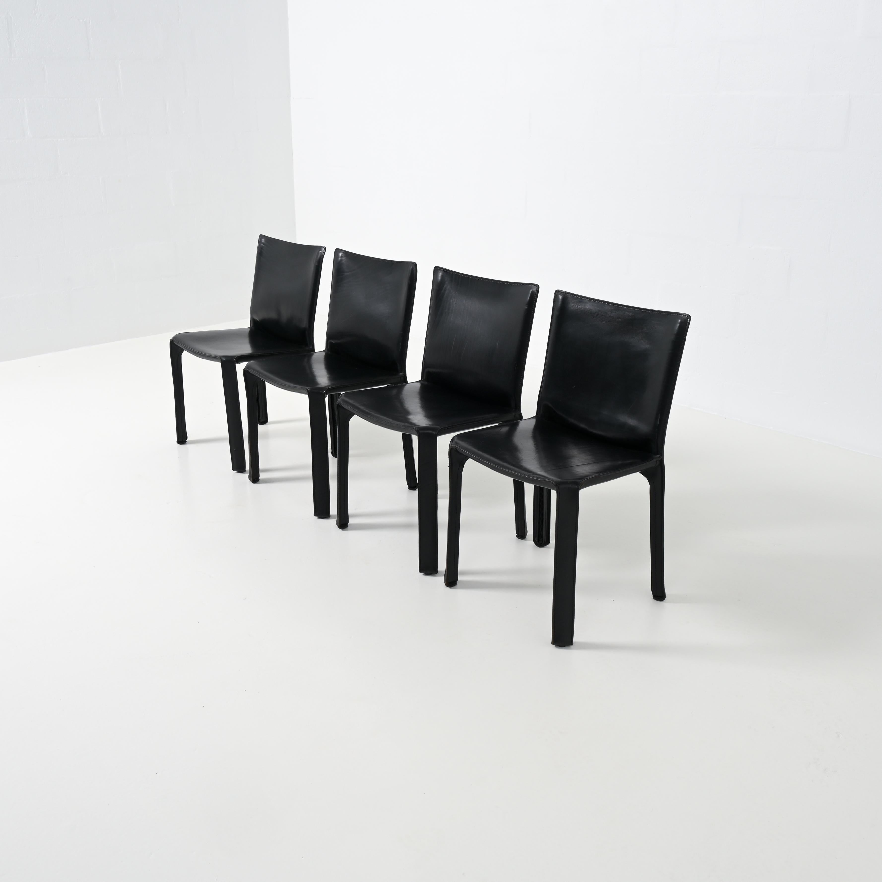 La chaise CAB a été conçue par Mario Bellini en 1977 pour Cassina, en Italie. Mario Bellini (1935) est un designer et architecte italien.

La chaise a un squelette en acier tubulaire et le cuir étiré et cousu est fixé au cadre par quatre fermetures