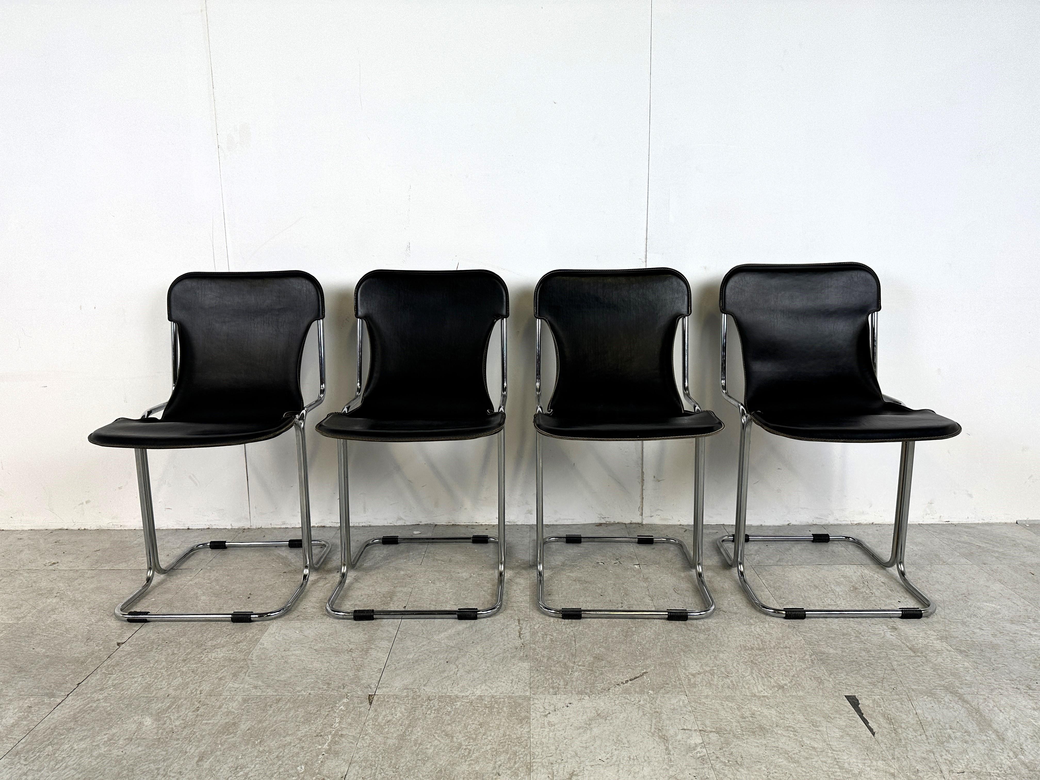 Chaises de salle à manger vintage en cuir et structure chromée, modèle Calla, conçues par Antonio Ari Colombo pour Arflex.

Bon état.

Années 1970 - Italie

Dimensions :
Hauteur : 83cm/32.67