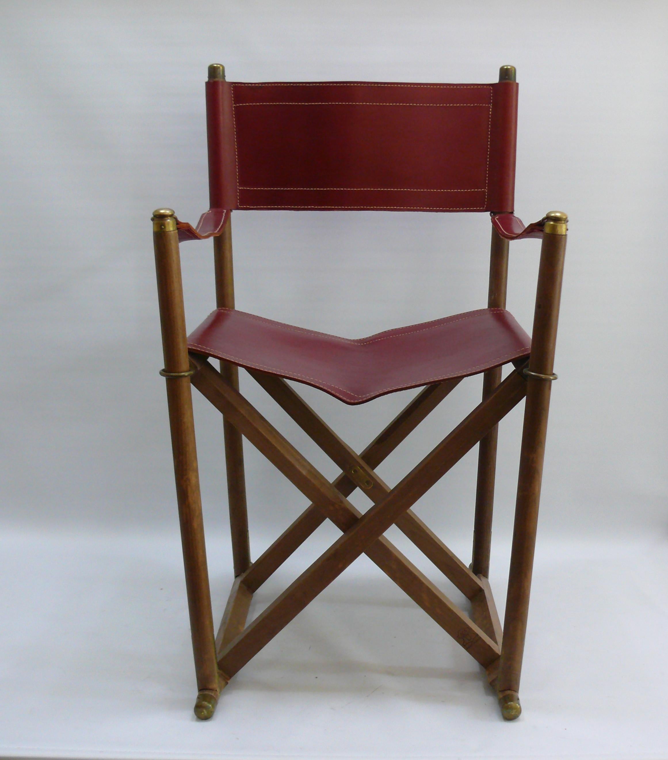 Set of 4 folding Campaigner chairs / Safari / Director's chairs by Almazan - Spain from the 1960s, based on the Mogens Koch MK-16 chair from 1932. The backrest, armrests, and seat are hand-stitched from dark red saddle leather. The end caps are made