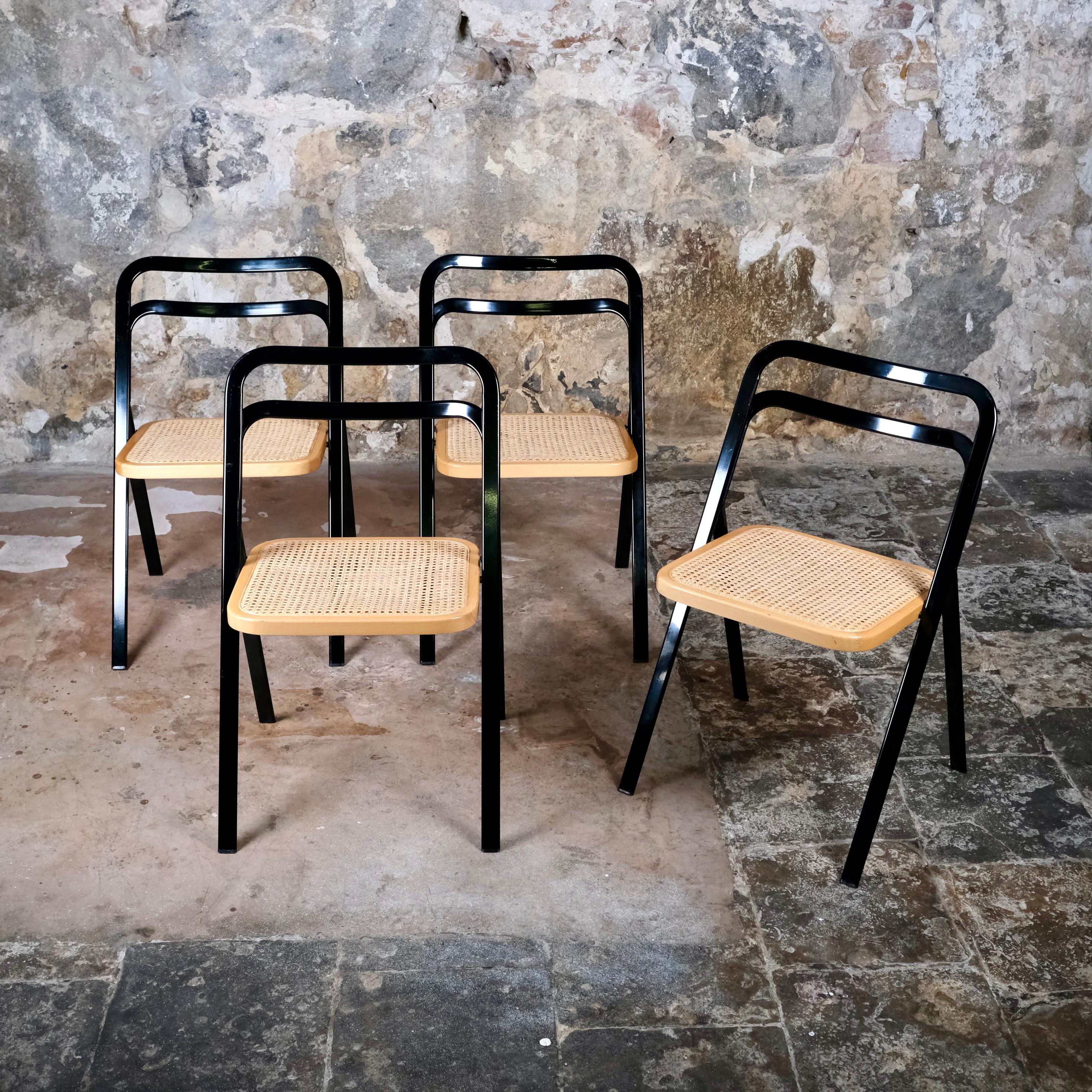 Ensemble de 4 chaises pliantes conçues par Giorgio Cattelan pour Cidue, fabriquées en Italie dans les années 1970.
Métal laqué noir et sièges en rotin.
Pratique, robuste et élégant à la fois.
Canne en excellent état, traces sur le métal.
Tous