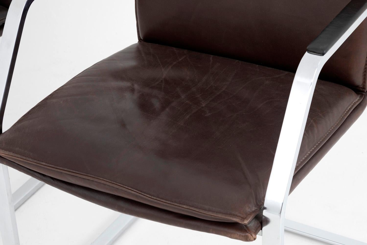 Rudolf Glatzel pour Knoll, attributed to.

Cantilever shape chair, “Pattino” model, in leather and chromed metal. Dark brown leather back and seat. Chromed metal structure without back legs, standing on joined cantilever front legs. Curved