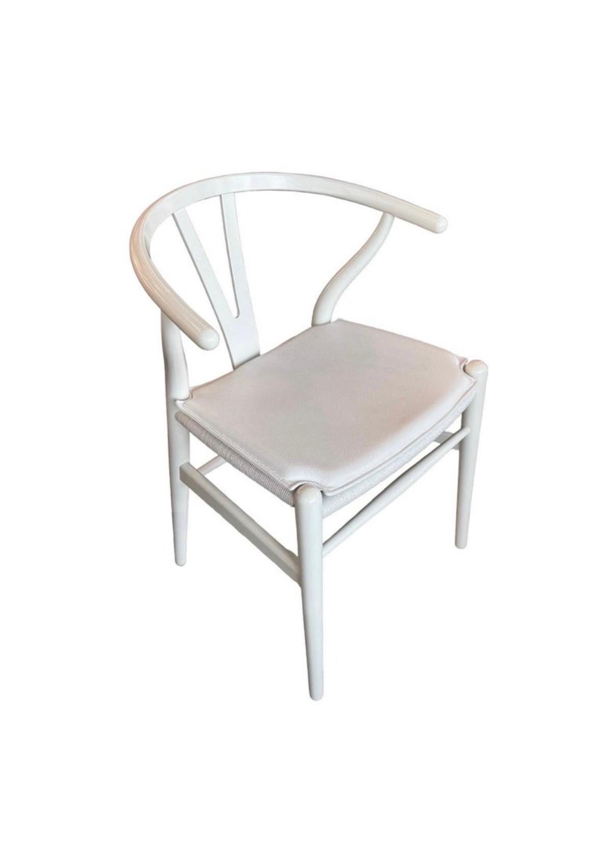 Set of 4 Carl Hansen & Son Wishbone Chairs in white lacquered finish In Good Condition In Bridgehampton, NY