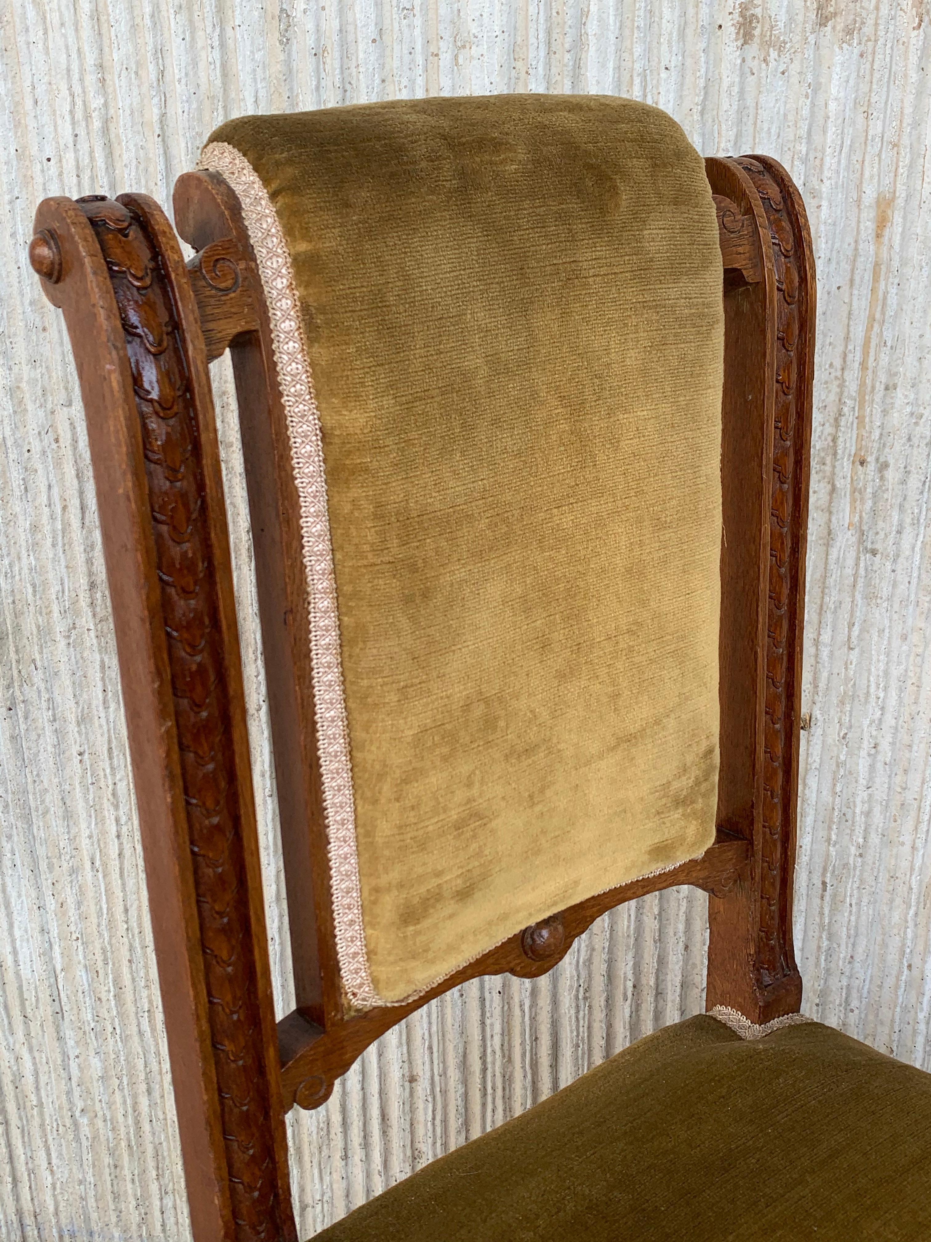 XX secolo Set di 4 sedie da sala da pranzo intagliate in stile Luigi XIII con seduta e schienale in velluto in vendita