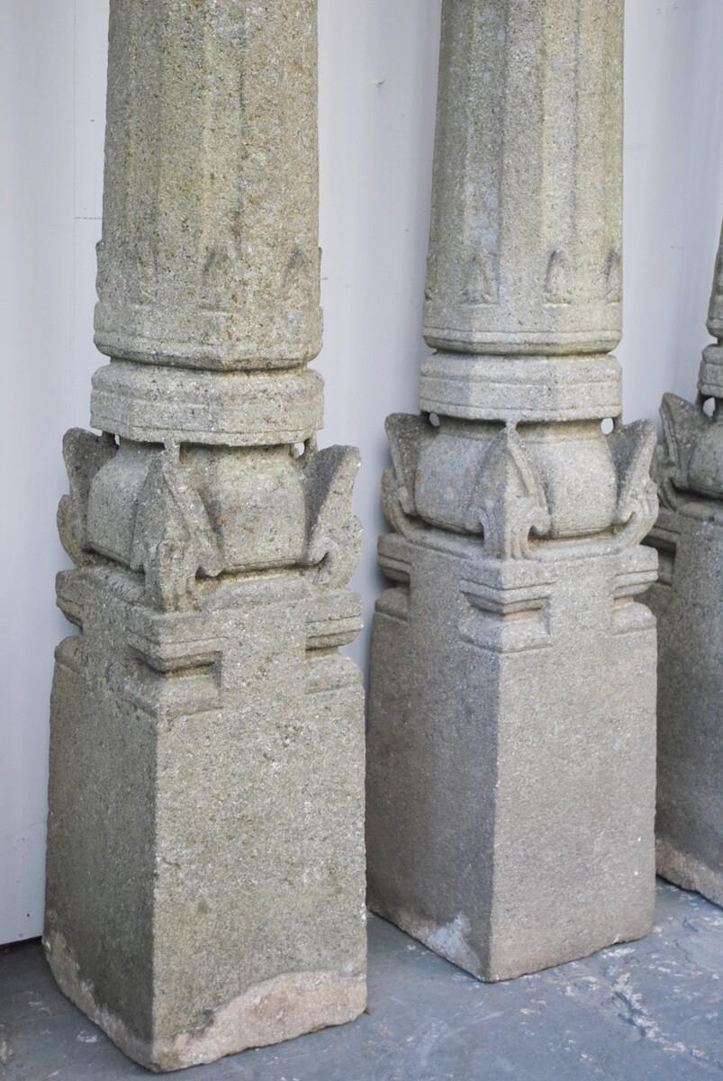 Satz von 4 geschnitzten Granitsäulen.