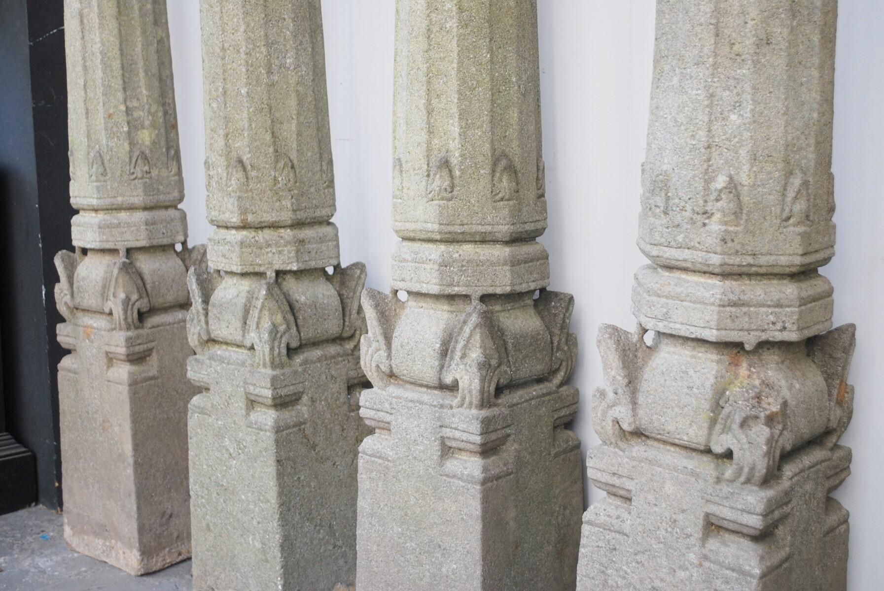 Belge Ensemble de 4 colonnes de granit sculpté en vente