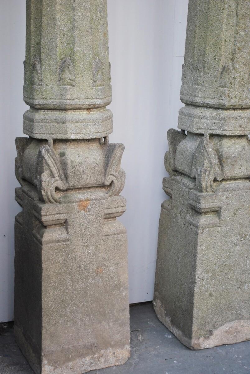 Set aus 4 geschnitzten Granitsäulen (Belgisch) im Angebot
