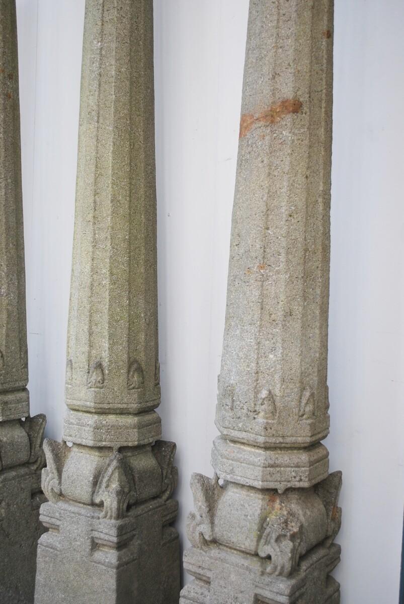 20ième siècle Ensemble de 4 colonnes de granit sculpté en vente