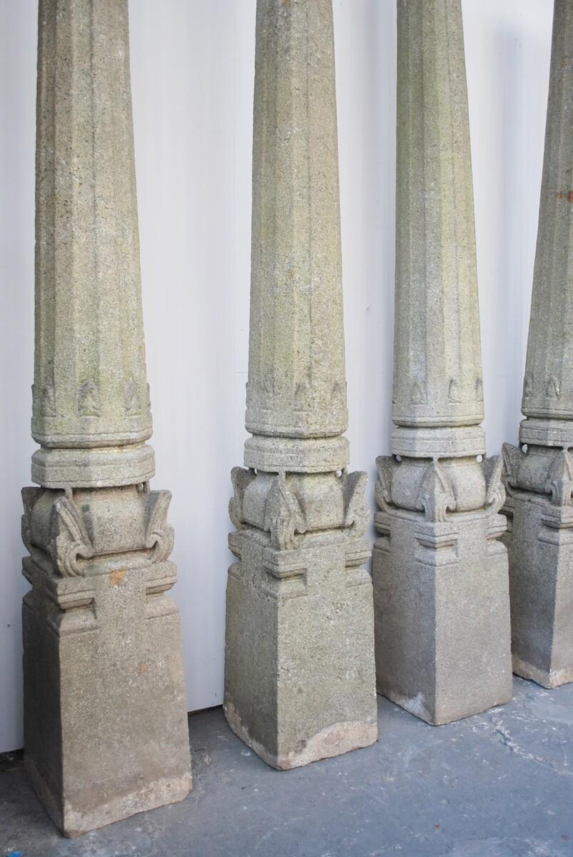 Set aus 4 geschnitzten Granitsäulen (20. Jahrhundert) im Angebot