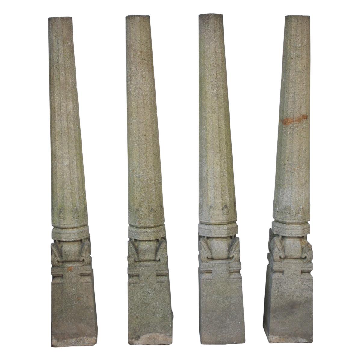 Set aus 4 geschnitzten Granitsäulen