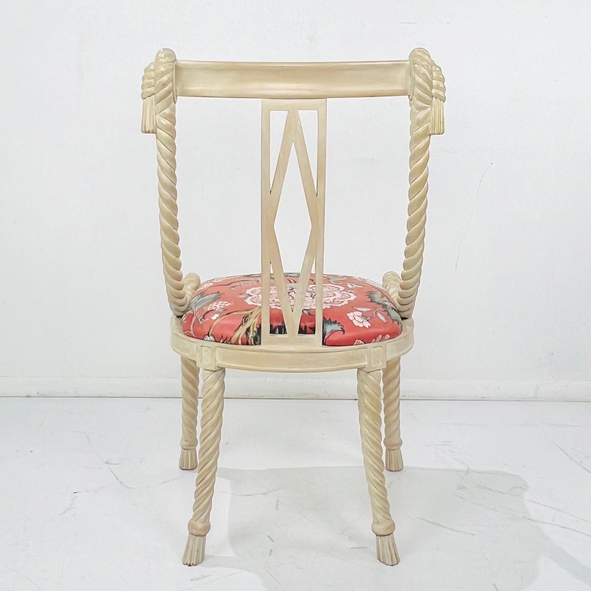 Ensemble de 4 chaises de salle à manger en bois sculpté avec cordes et glands en vente 10