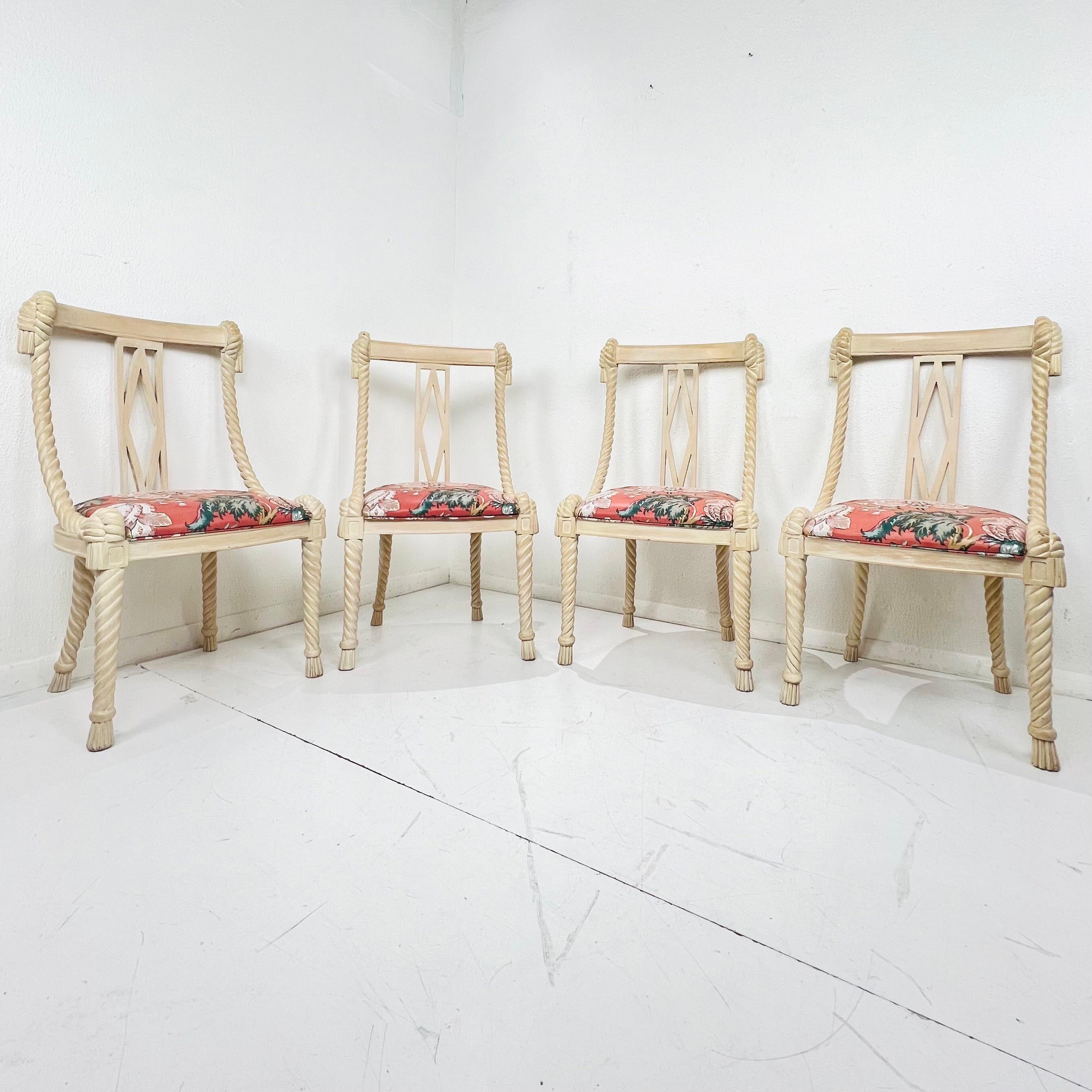 Hollywood Regency Ensemble de 4 chaises de salle à manger en bois sculpté avec cordes et glands en vente