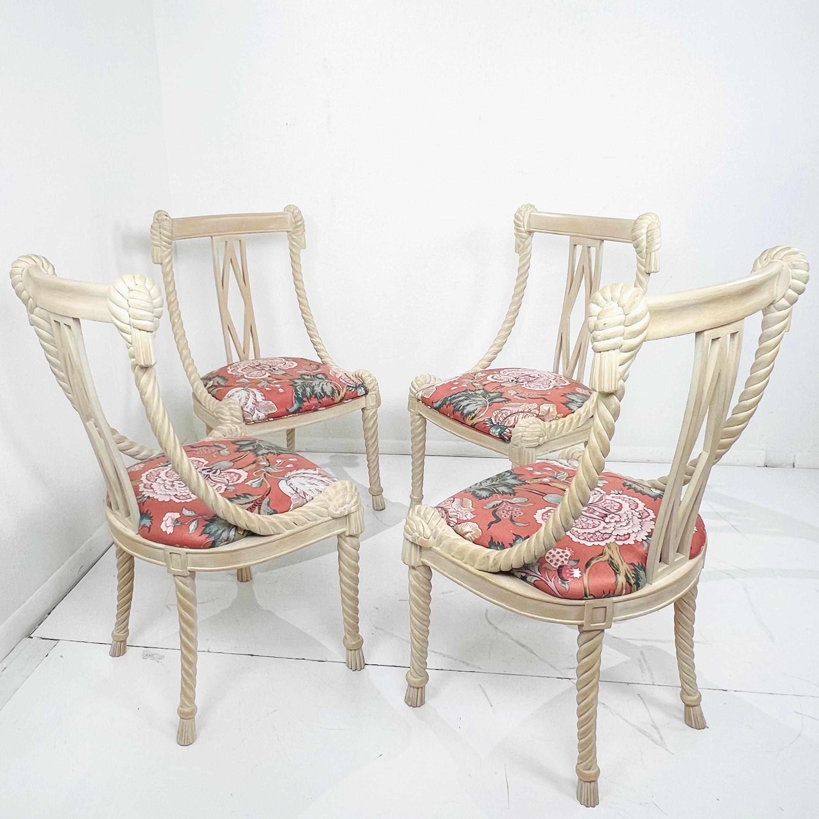 Ensemble de 4 chaises de salle à manger en bois sculpté avec cordes et glands Bon état - En vente à Dallas, TX